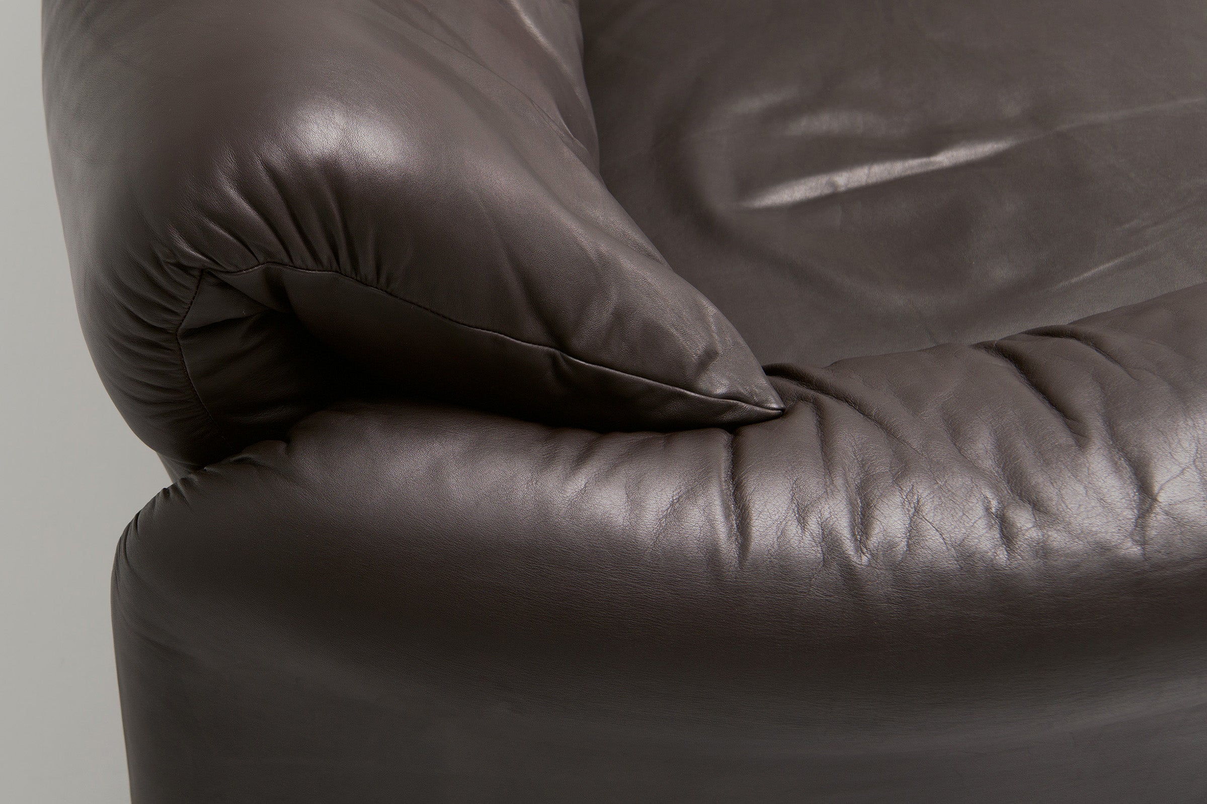 Maralunga_2-seater_Sofa_by_Vico_Magistretti