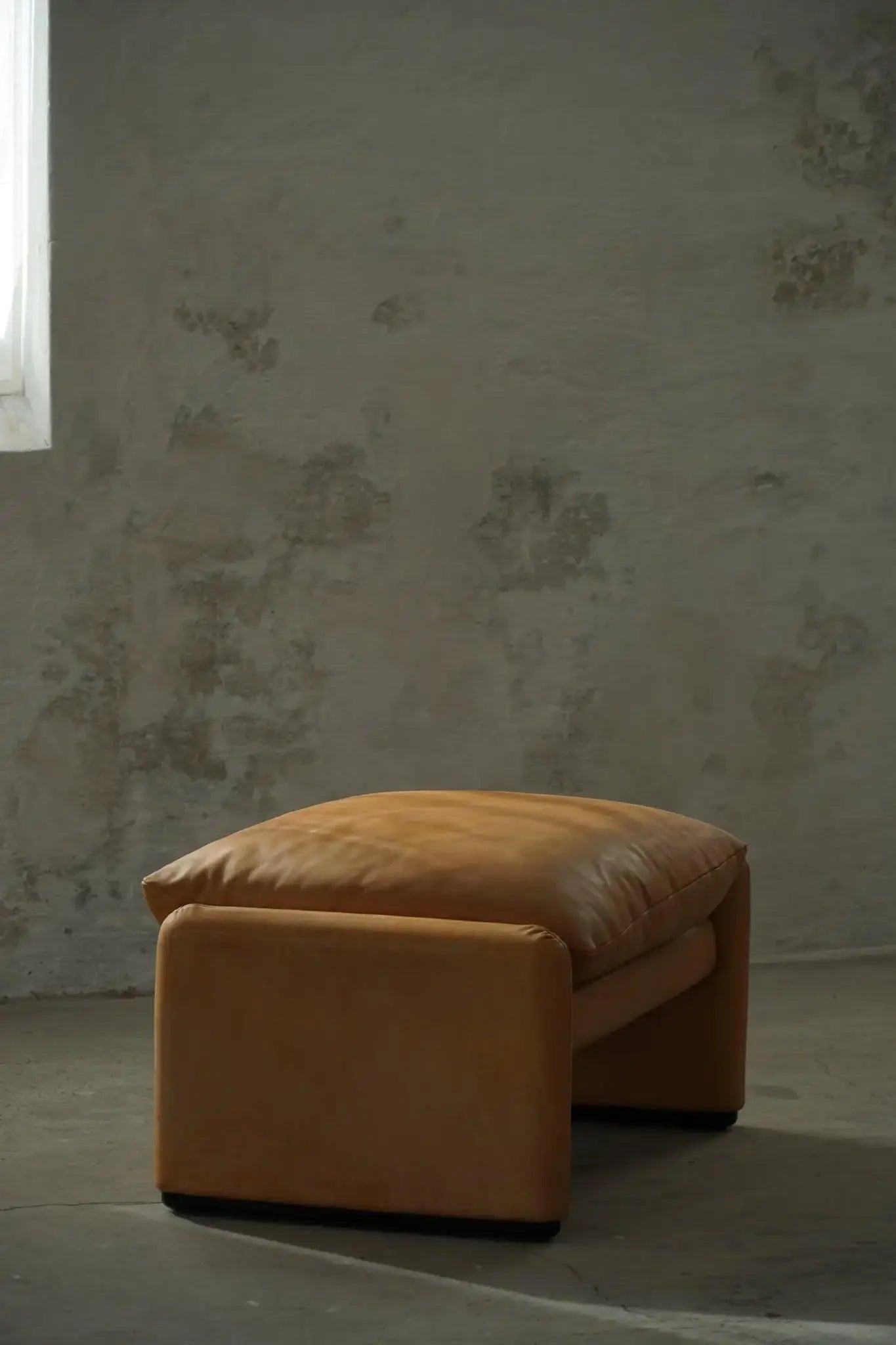 Maralunga_Leather_Ottoman_by_Vico_Magistretti_for_Cassina,_Italian_Modern_Design