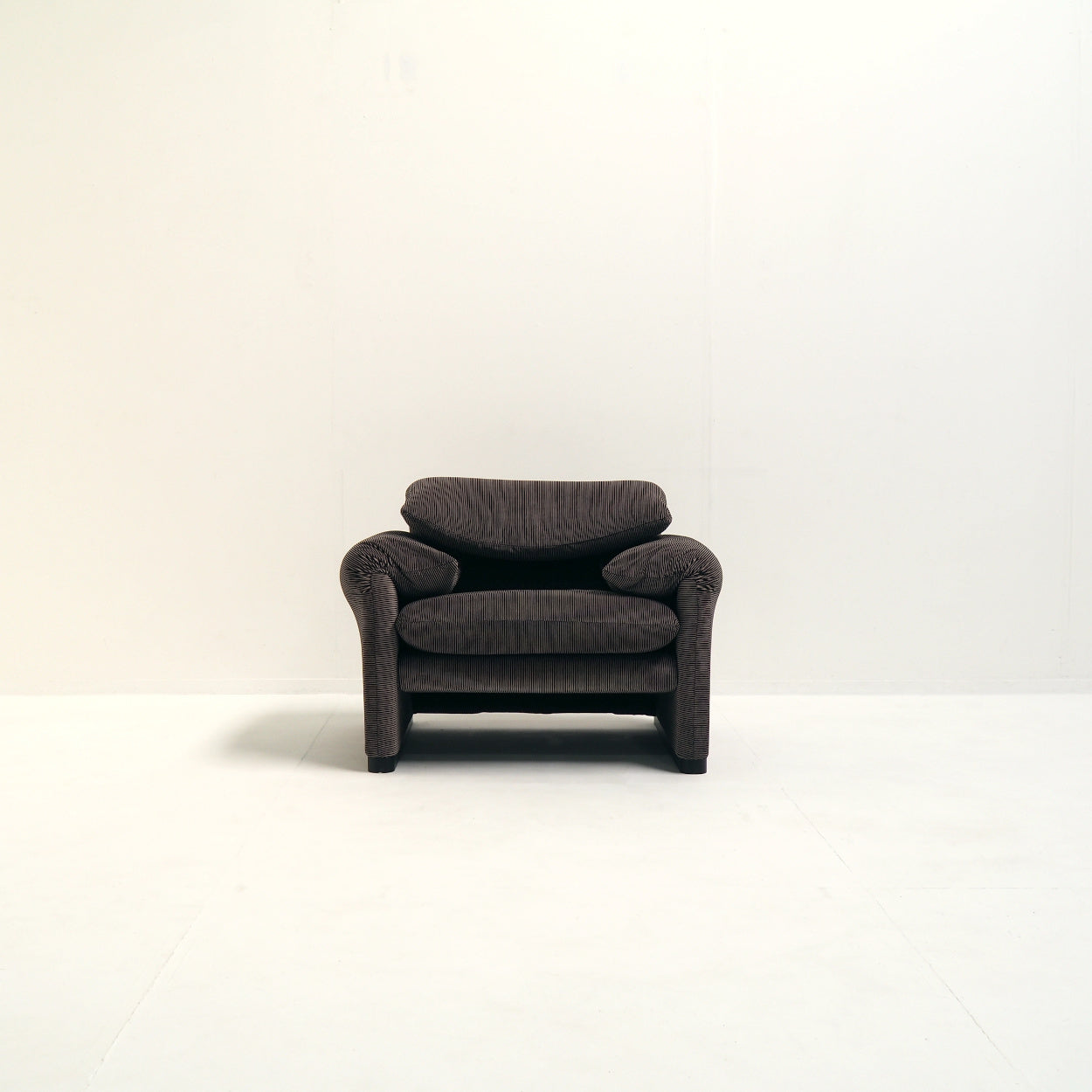 Maralunga_Lounge_Chair_by_Vico_Magistretti_for_Cassina