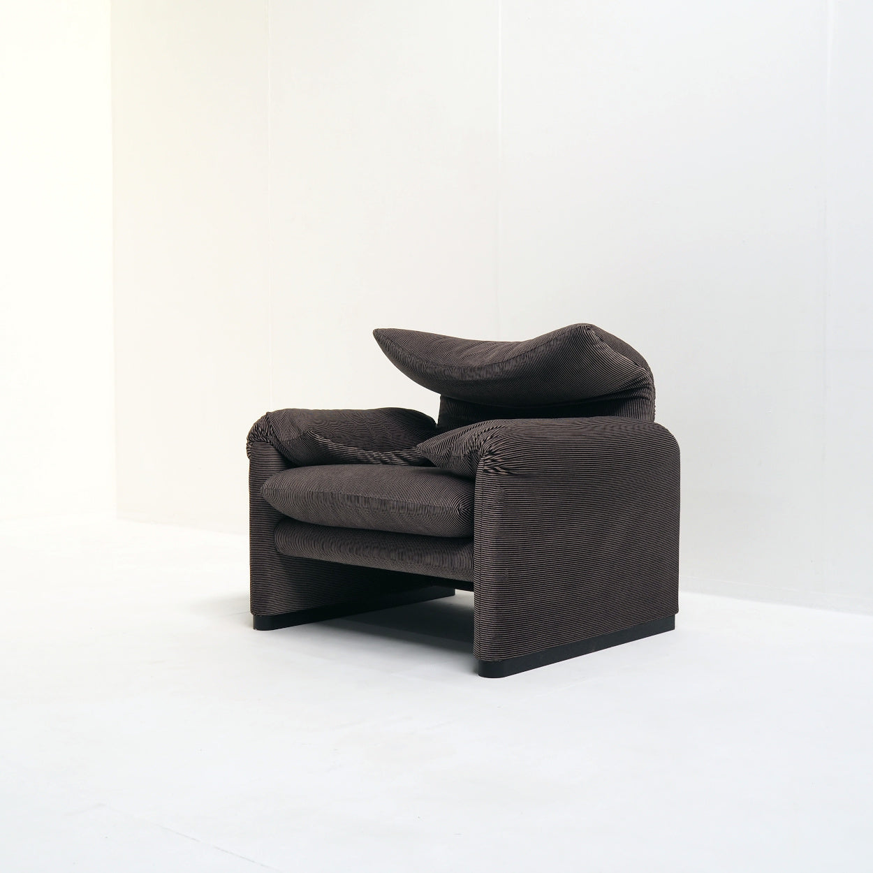 Maralunga_Lounge_Chair_by_Vico_Magistretti_for_Cassina