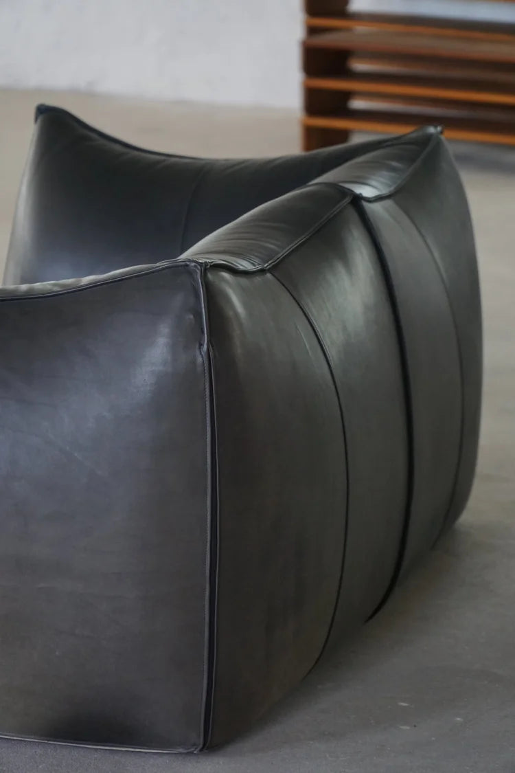 Mario_Bellini_Le_Bambole_Leather_Sofa_for_B&B_Italia,_Italy_1970s