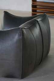 Mario_Bellini_Le_Bambole_Leather_Sofa_for_B&B_Italia,_Italy_1970s
