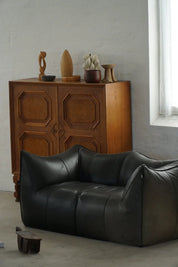 Mario_Bellini_Le_Bambole_Leather_Sofa_for_B&B_Italia,_Italy_1970s
