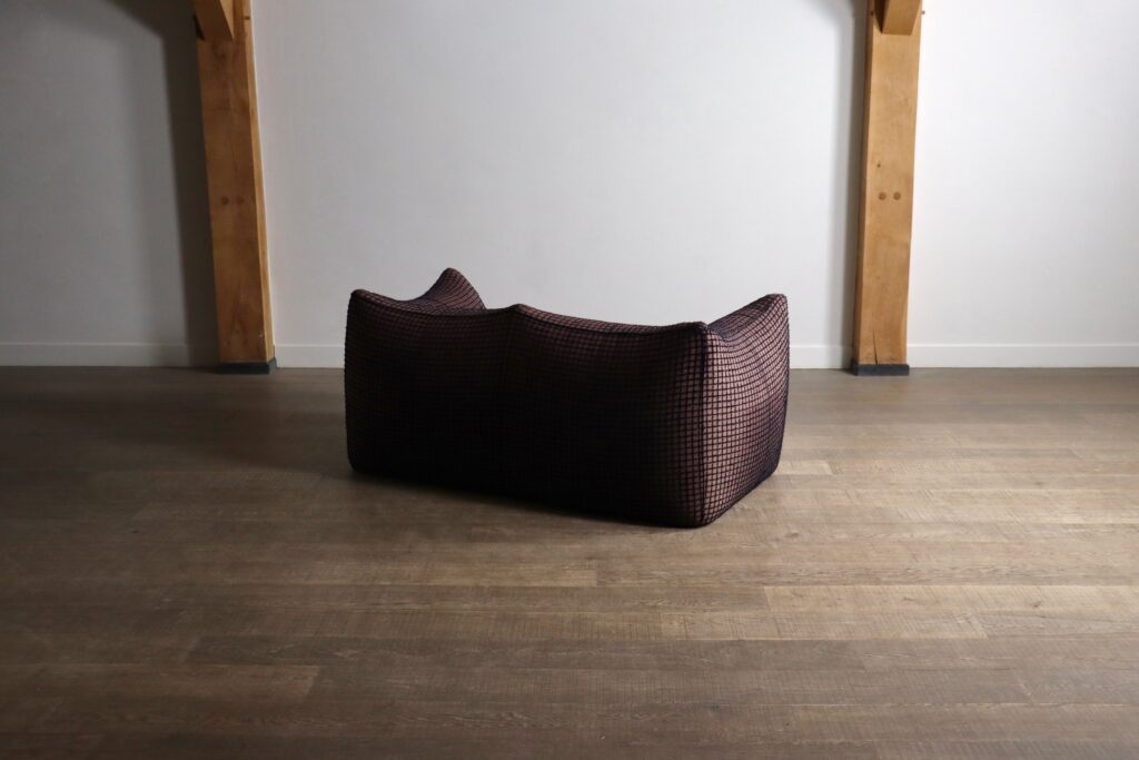 Mario_Bellini_“Le_Bambole”_Sofa_for_B&B_Italia,_1970s
