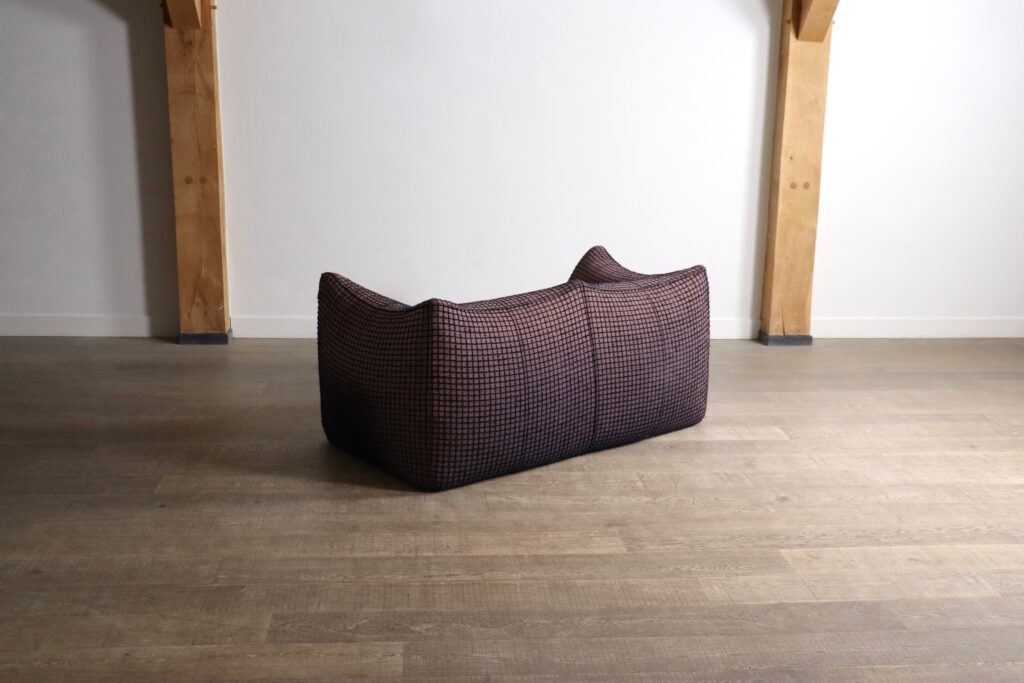 Mario_Bellini_“Le_Bambole”_Sofa_for_B&B_Italia,_1970s
