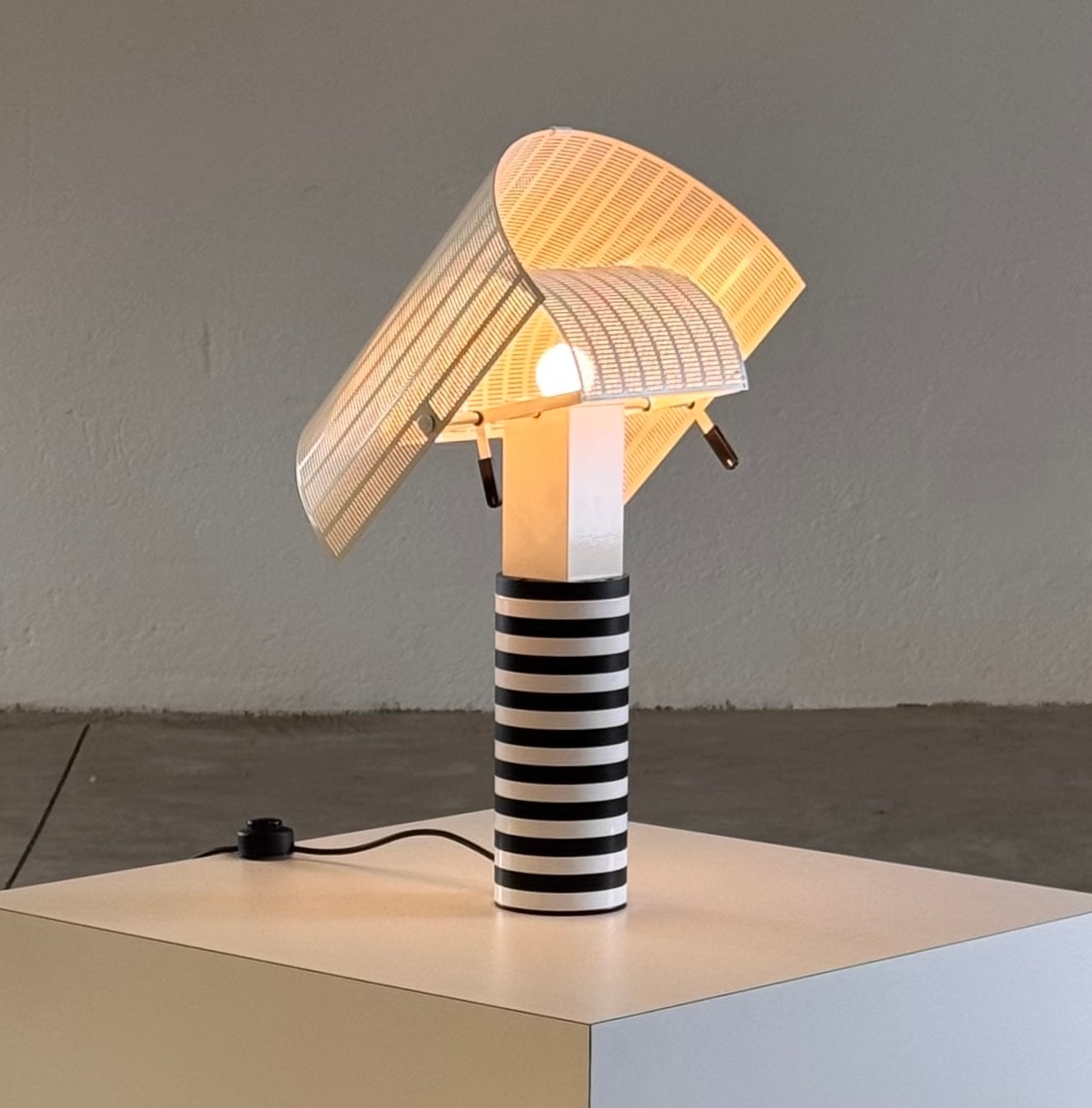 Shogun_Table_Lamp_by_Mario_Botta_for_Artemide,_Postmodern_Icon,_1986