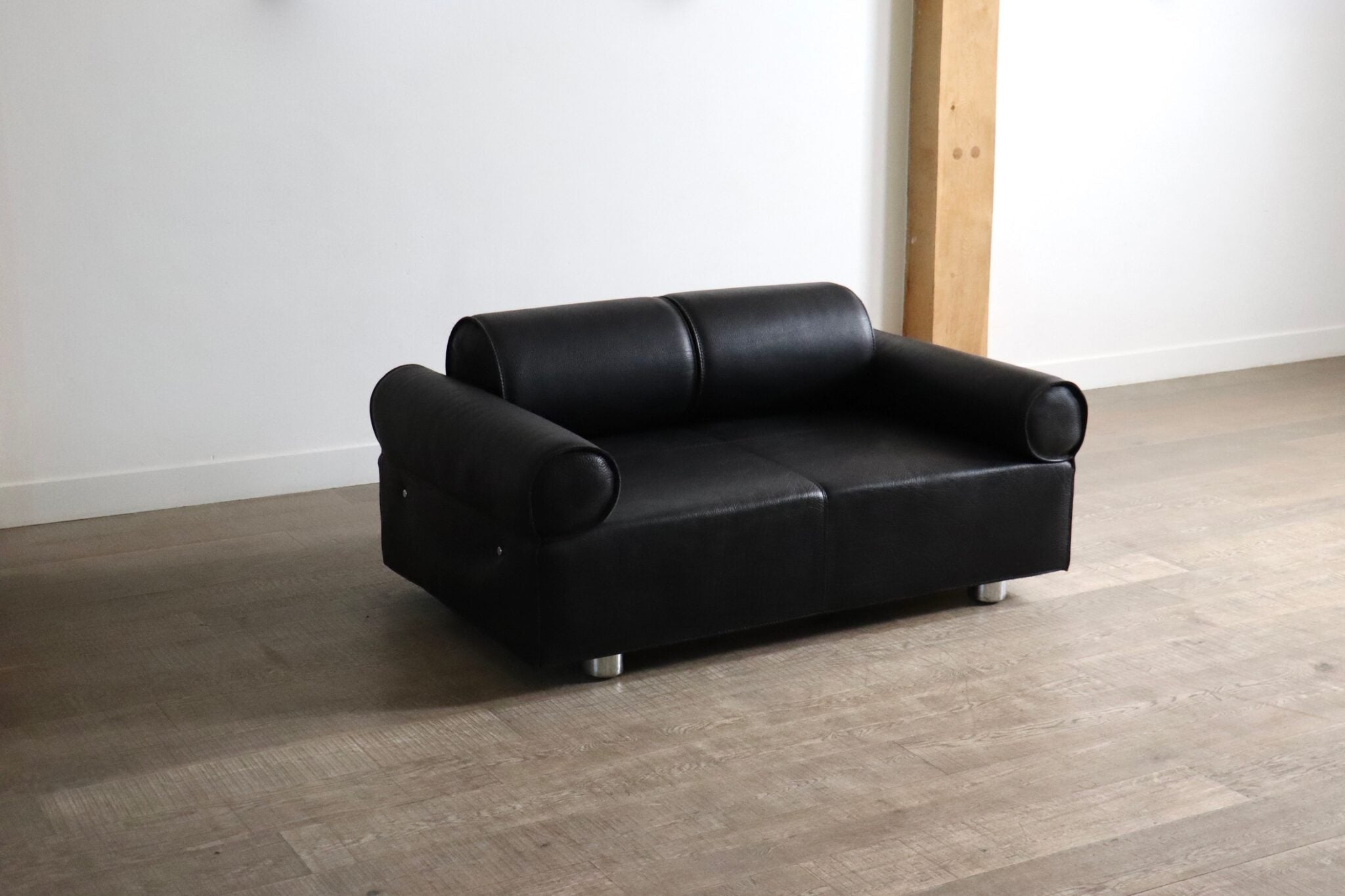 Marzio_Cecchi_Sofa_Daybed_in_Buffalo_Leather,_Italy_1970s