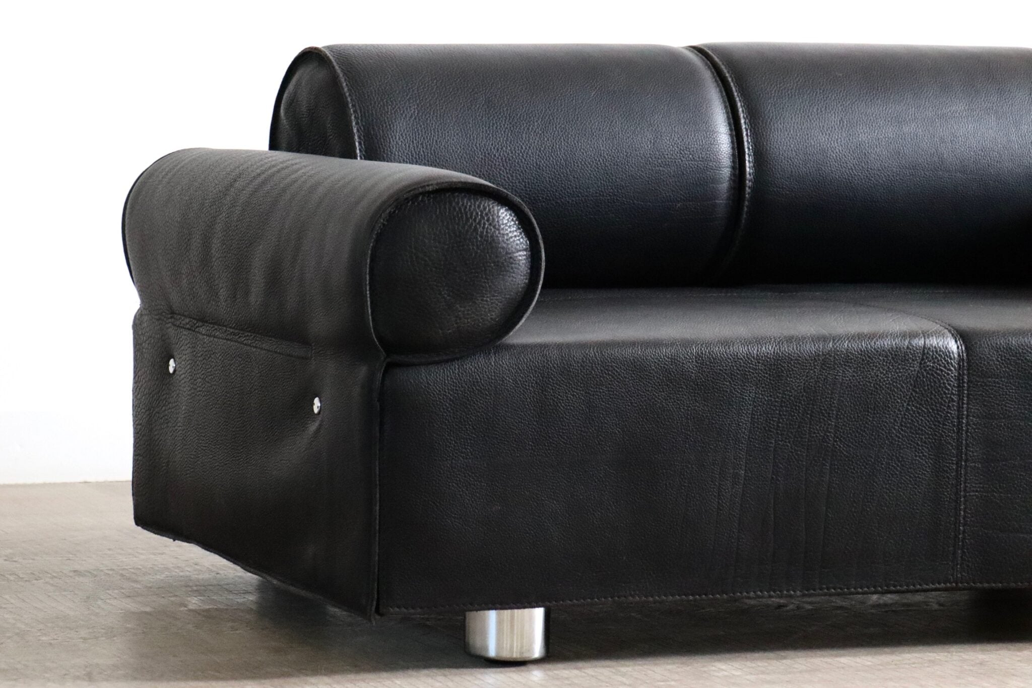 Marzio_Cecchi_Sofa_Daybed_in_Buffalo_Leather,_Italy_1970s