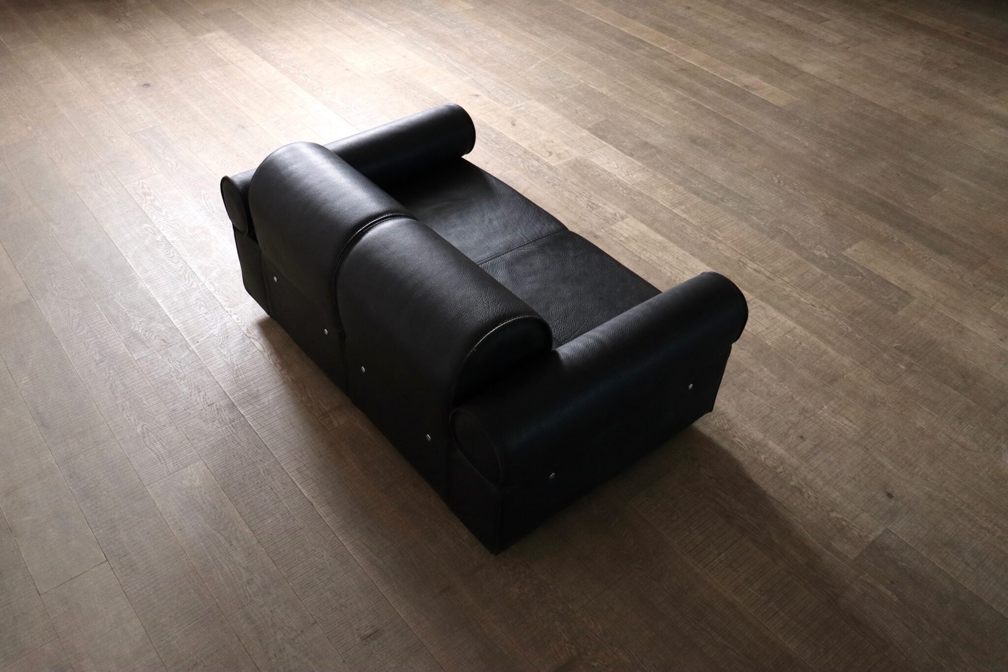 Marzio_Cecchi_Sofa_Daybed_in_Buffalo_Leather,_Italy_1970s