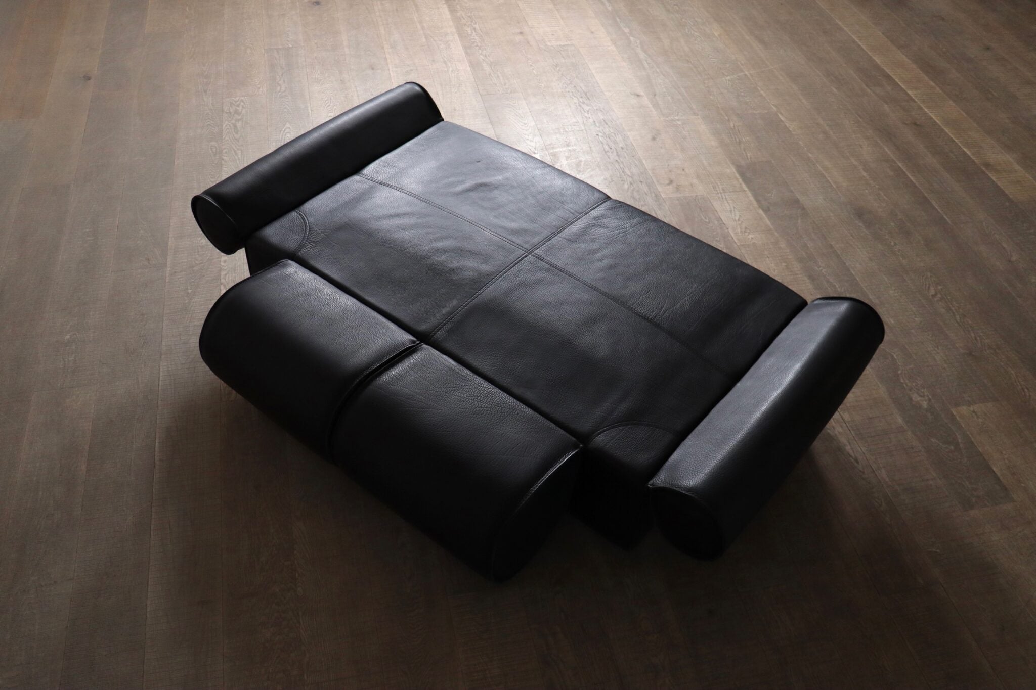 Marzio_Cecchi_Sofa_Daybed_in_Buffalo_Leather,_Italy_1970s