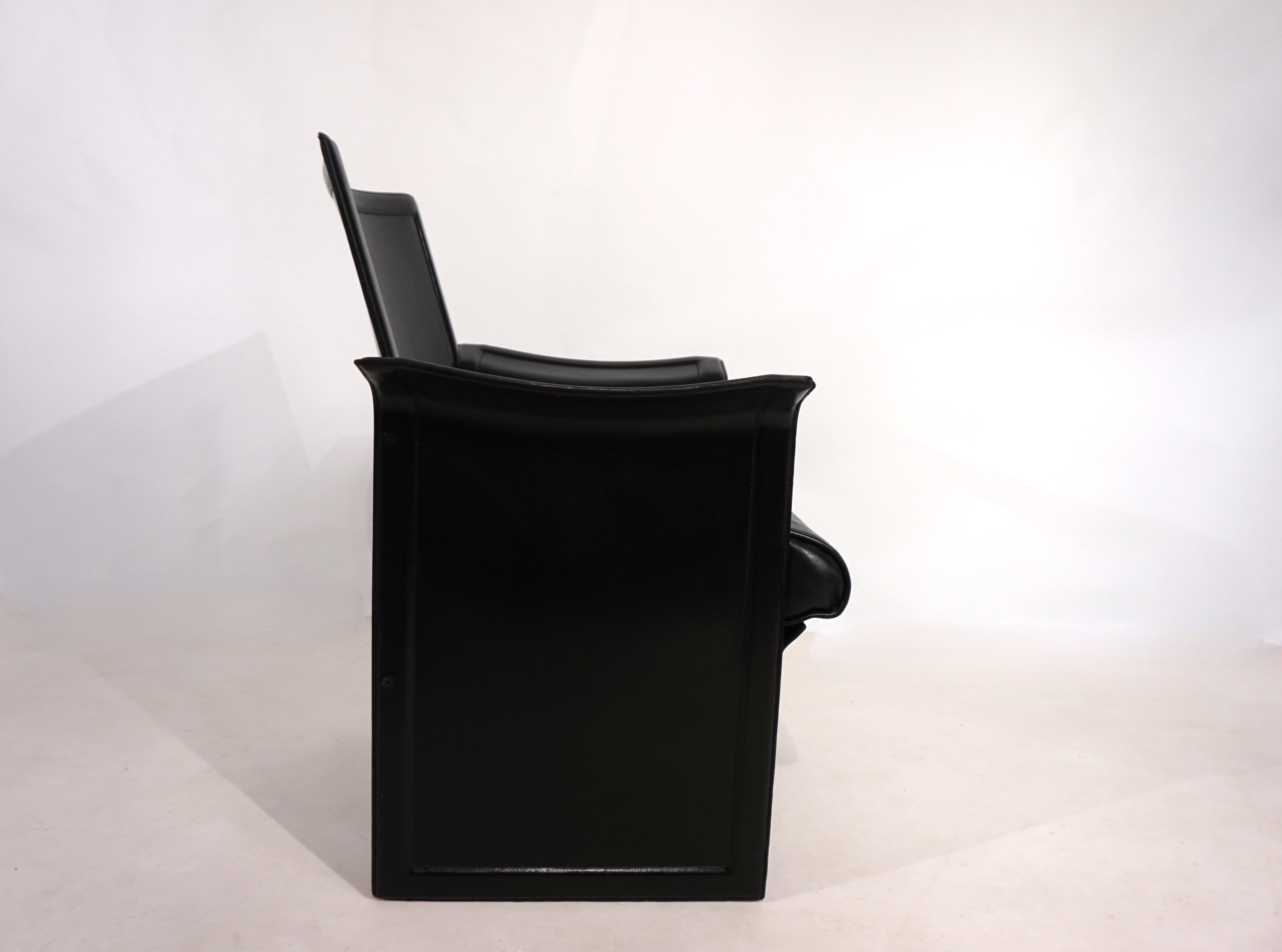 Matteo_Grassi_Korium_leather_lounge_chair_by_Tito_Agnoli,_1980