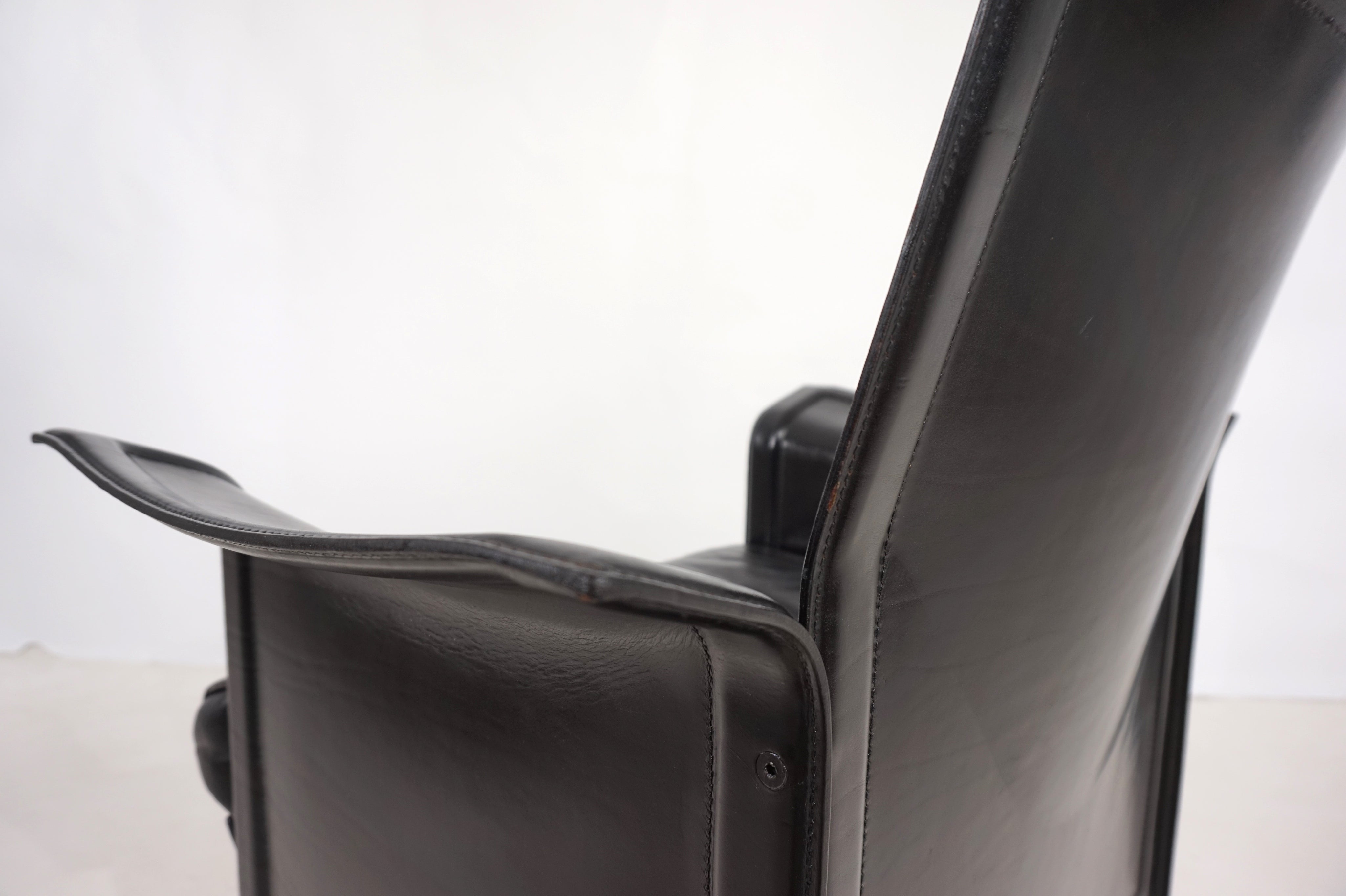 Matteo_Grassi_Korium_leather_lounge_chair_by_Tito_Agnoli,_1980