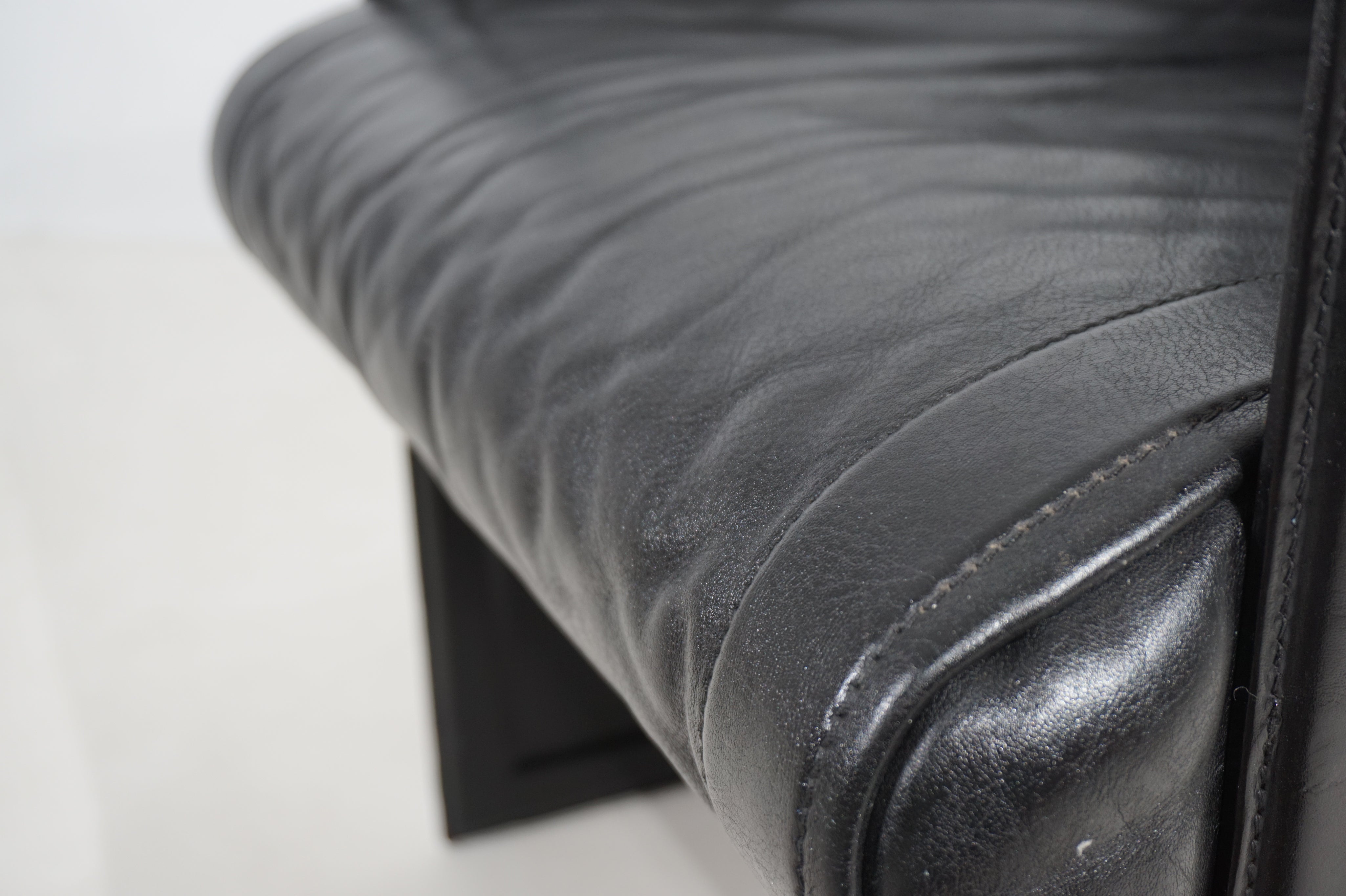 Matteo_Grassi_Korium_leather_lounge_chair_by_Tito_Agnoli,_1980