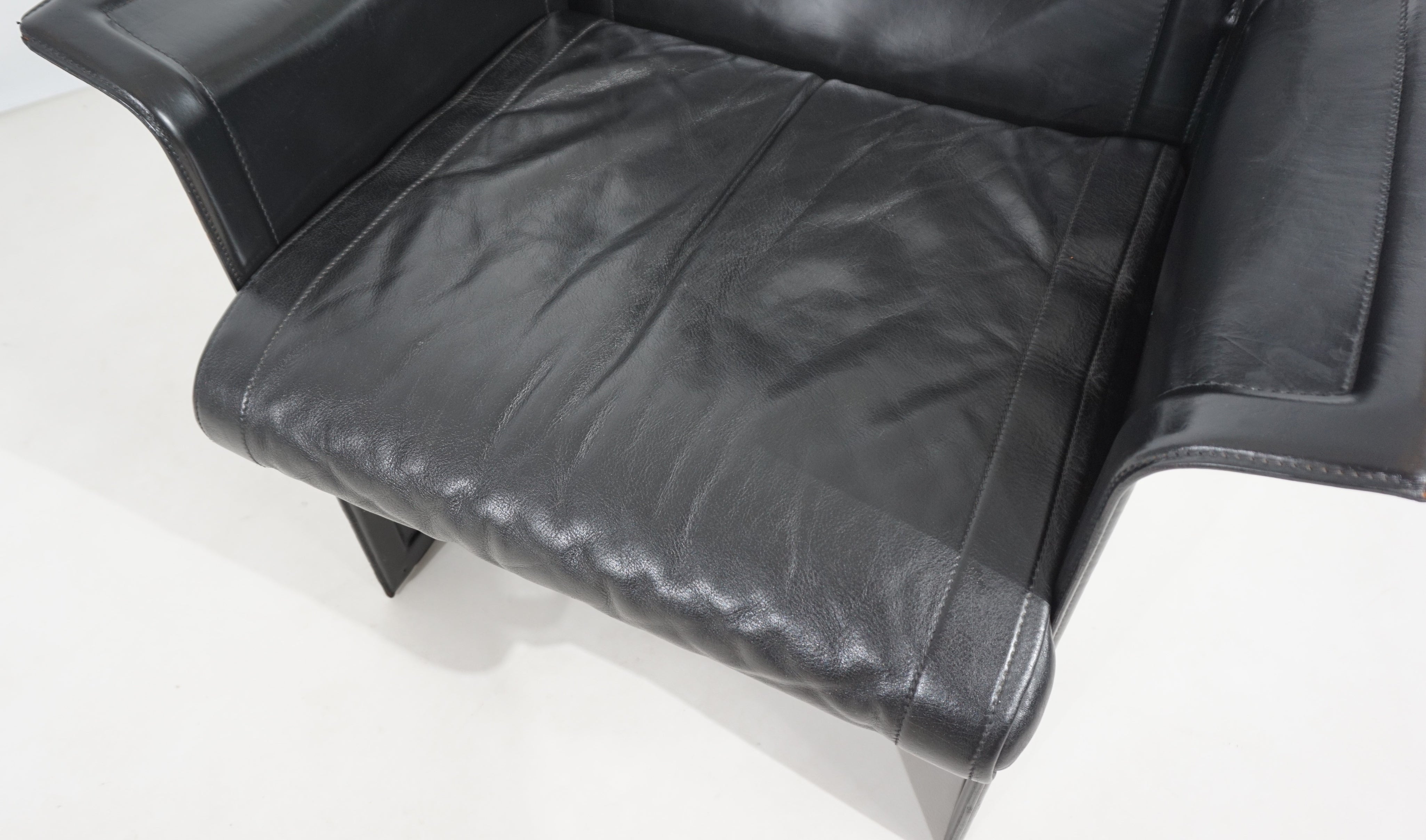 Matteo_Grassi_Korium_leather_lounge_chair_by_Tito_Agnoli,_1980