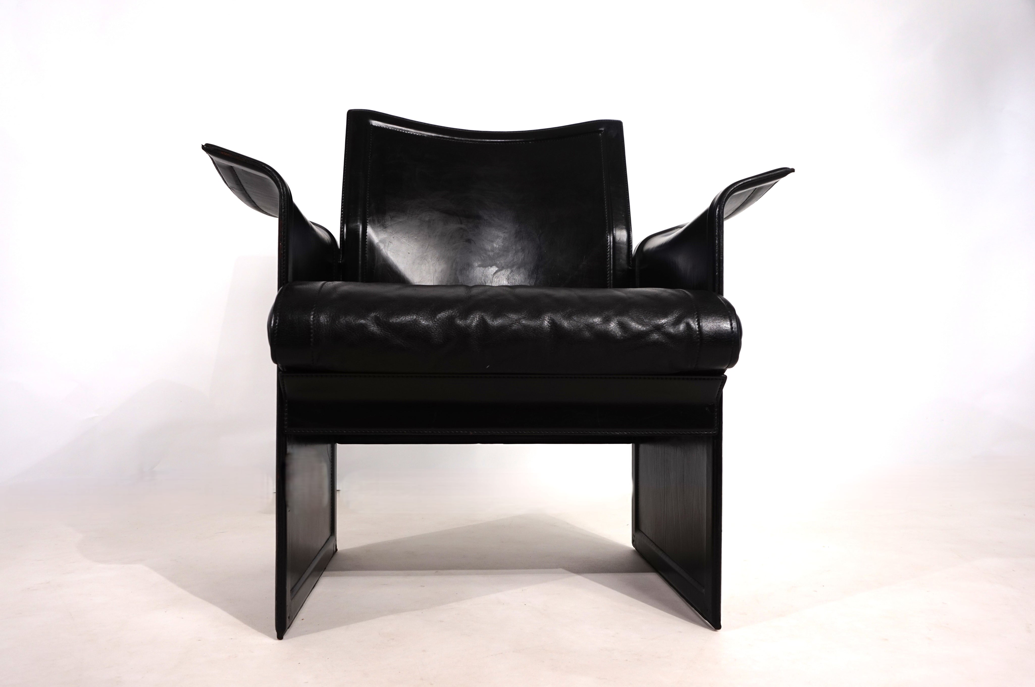 Matteo_Grassi_Korium_leather_lounge_chair_by_Tito_Agnoli,_1980