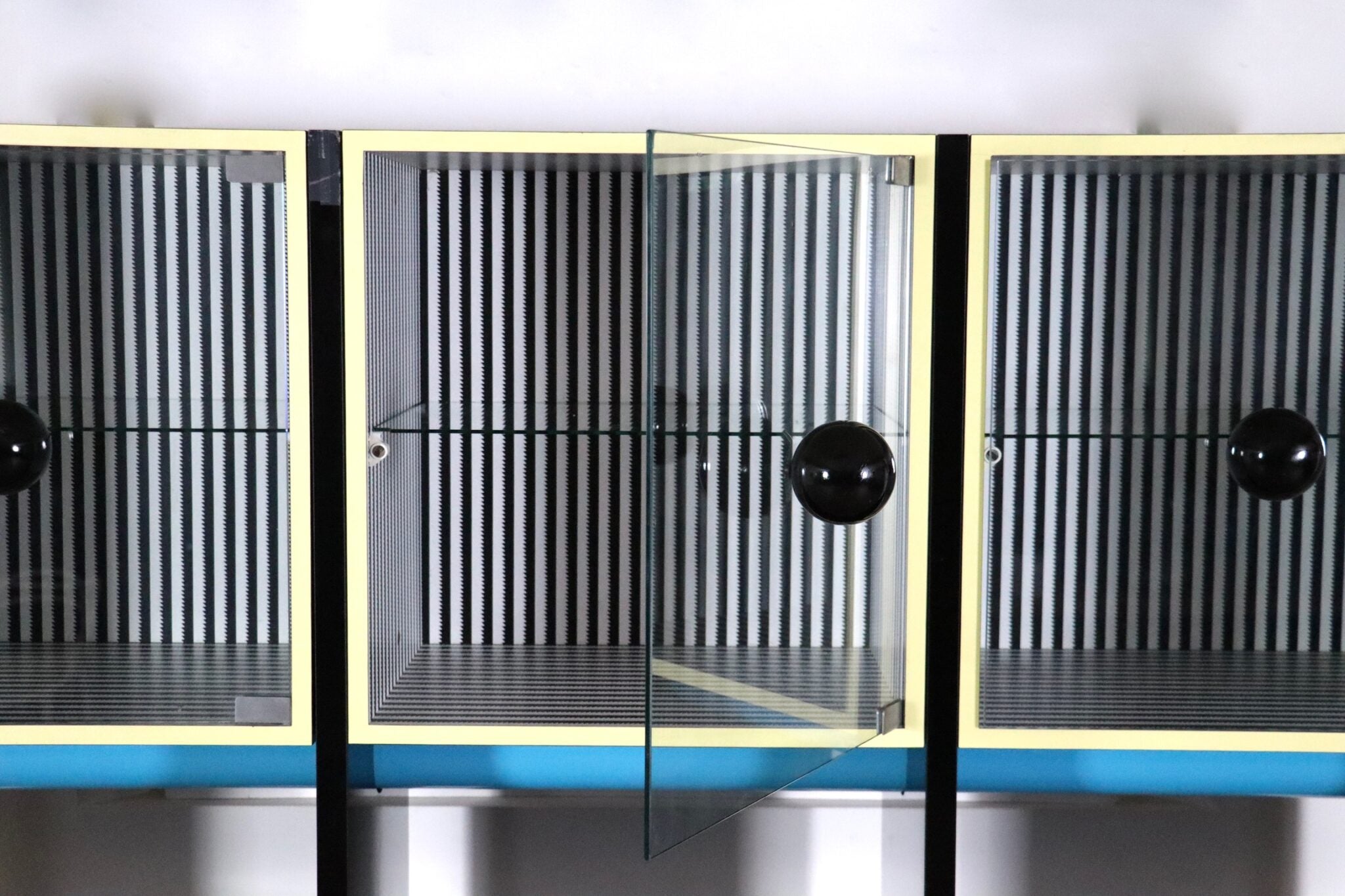 Memphis_“Phoenix”_Bookcase_by_Michele_de_Lucchi,_Milan,_1983