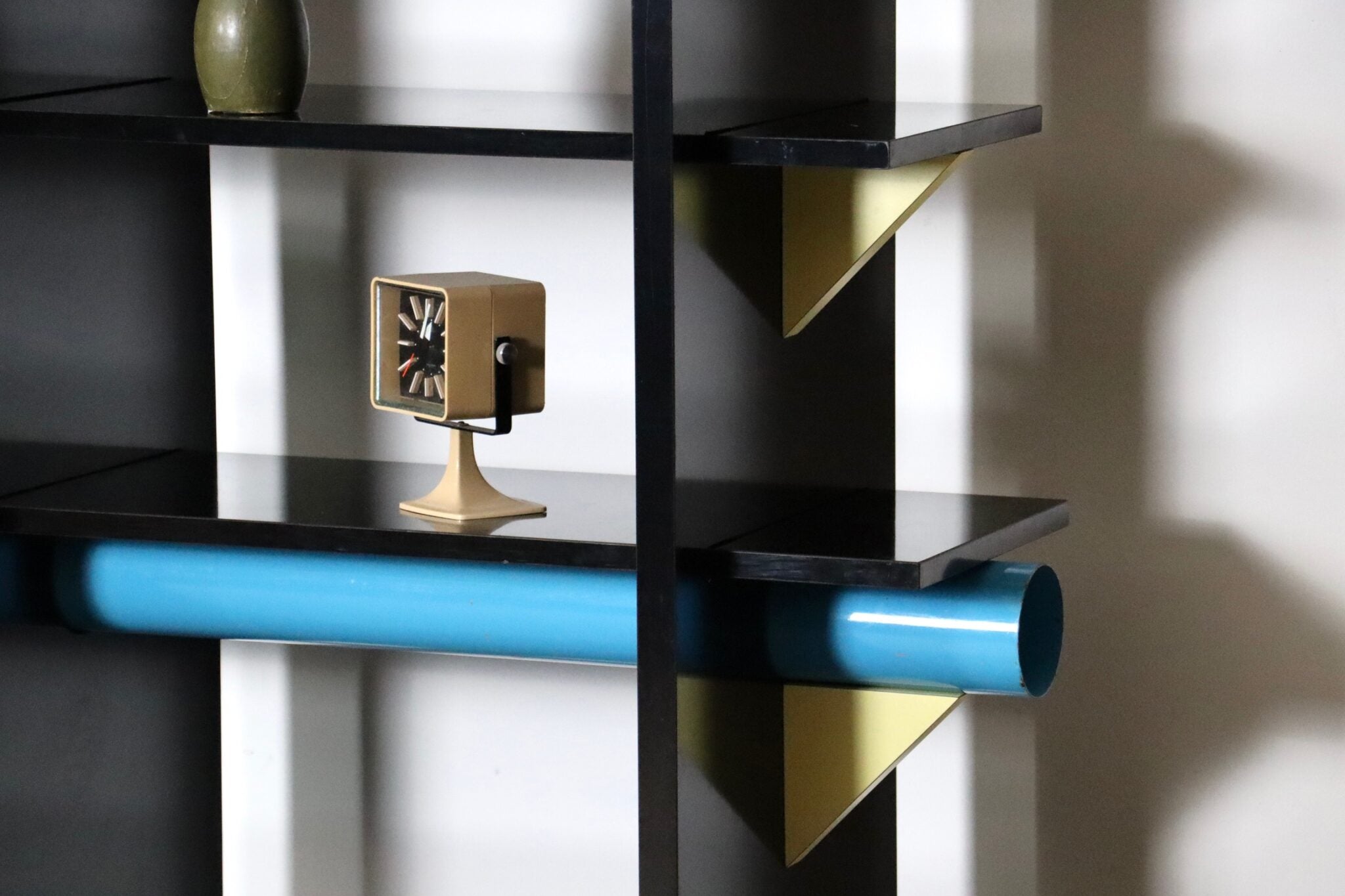 Memphis_“Phoenix”_Bookcase_by_Michele_de_Lucchi,_Milan,_1983