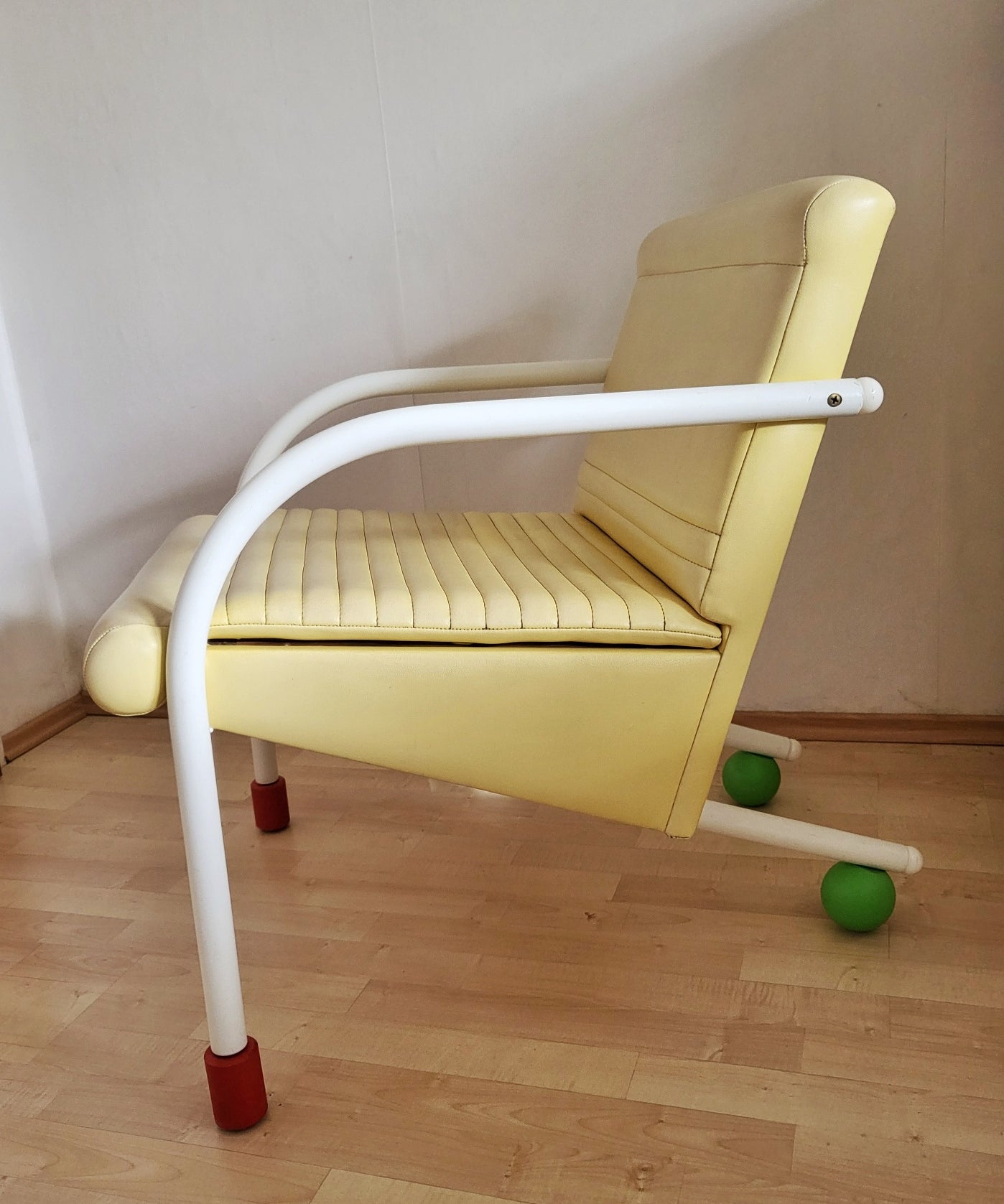 Memphis_Style_Armchair