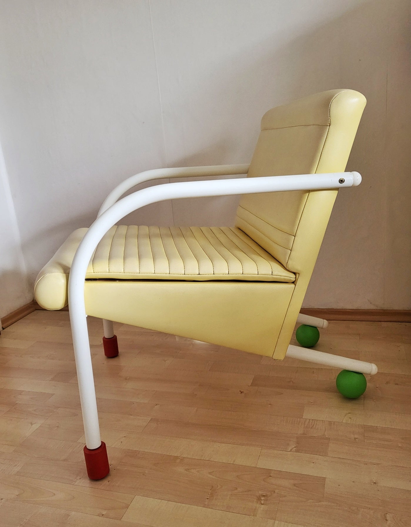 Memphis_Style_Armchair