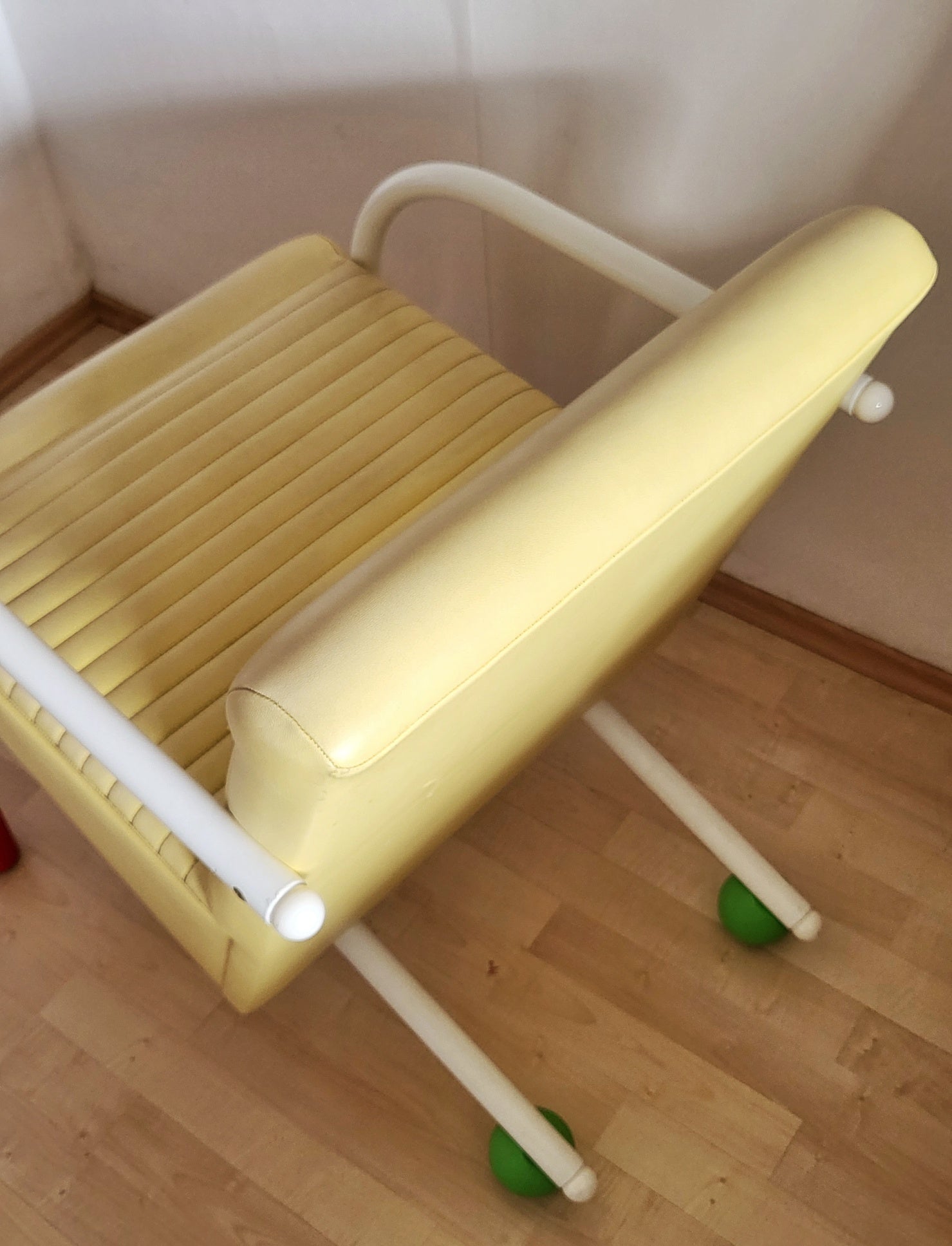 Memphis_Style_Armchair