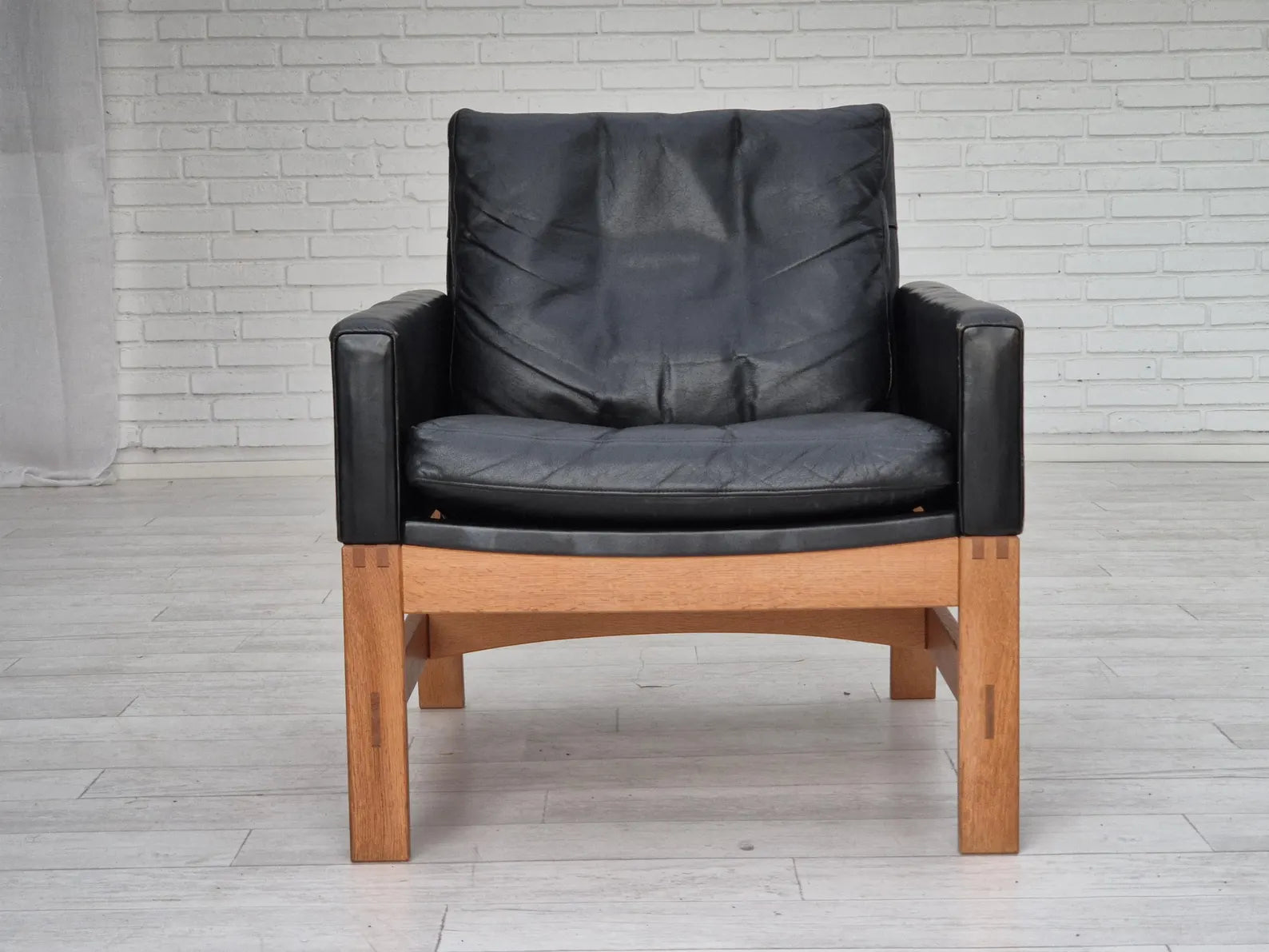 Mid-Century_Armchair,_Leather_Upholstery_&_Oak_Frame,_1960s_Denmark