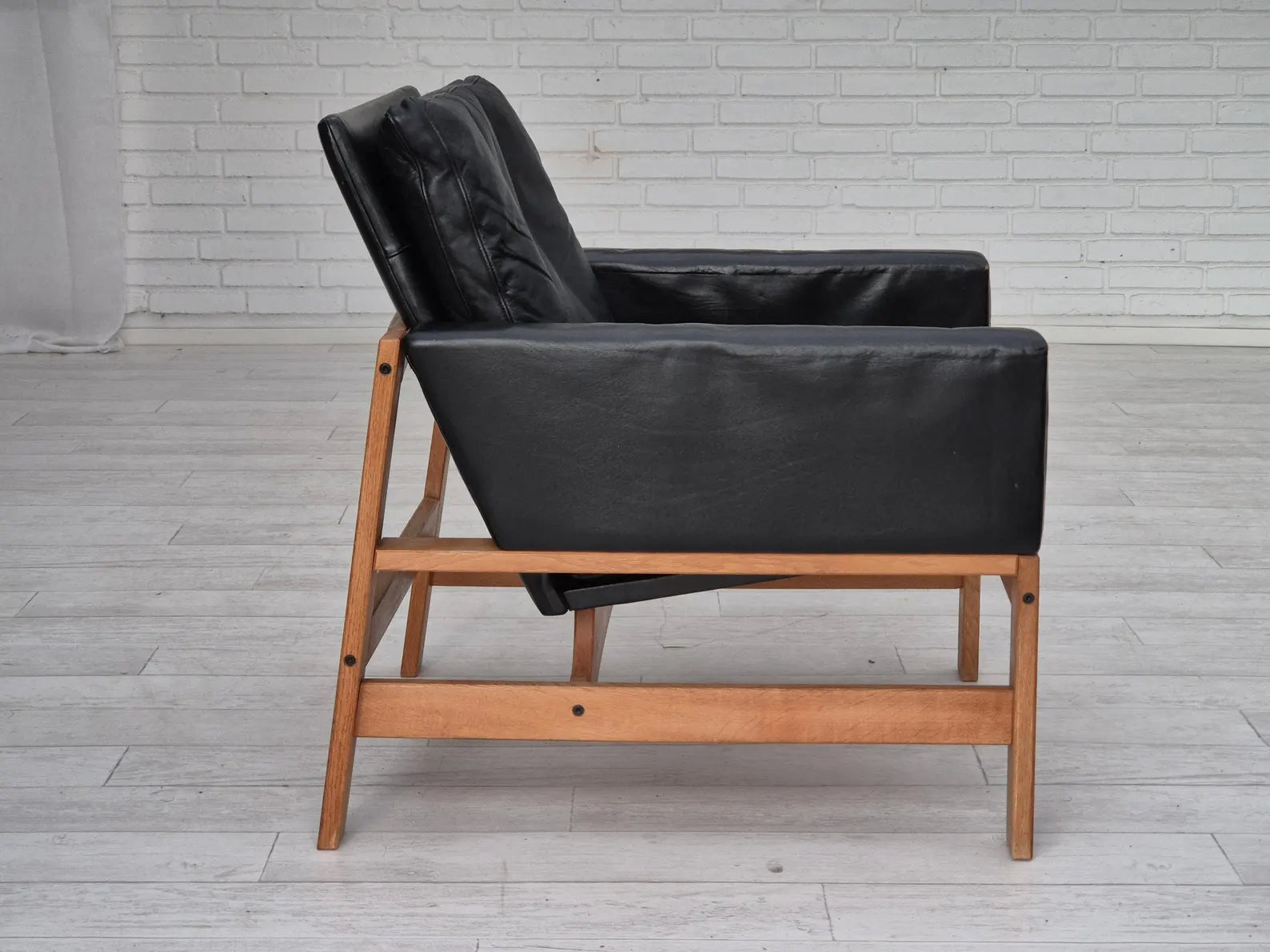 Mid-Century_Armchair,_Leather_Upholstery_&_Oak_Frame,_1960s_Denmark
