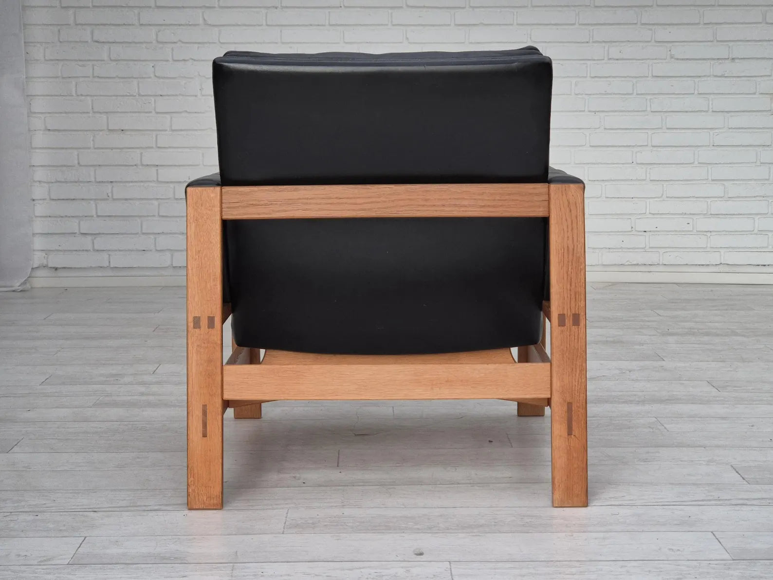 Mid-Century_Armchair,_Leather_Upholstery_&_Oak_Frame,_1960s_Denmark