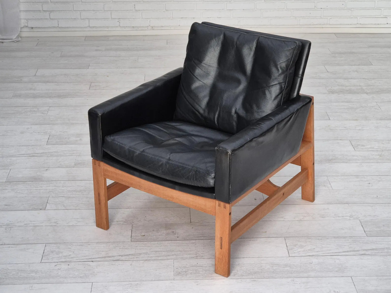 Mid-Century_Armchair,_Leather_Upholstery_&_Oak_Frame,_1960s_Denmark
