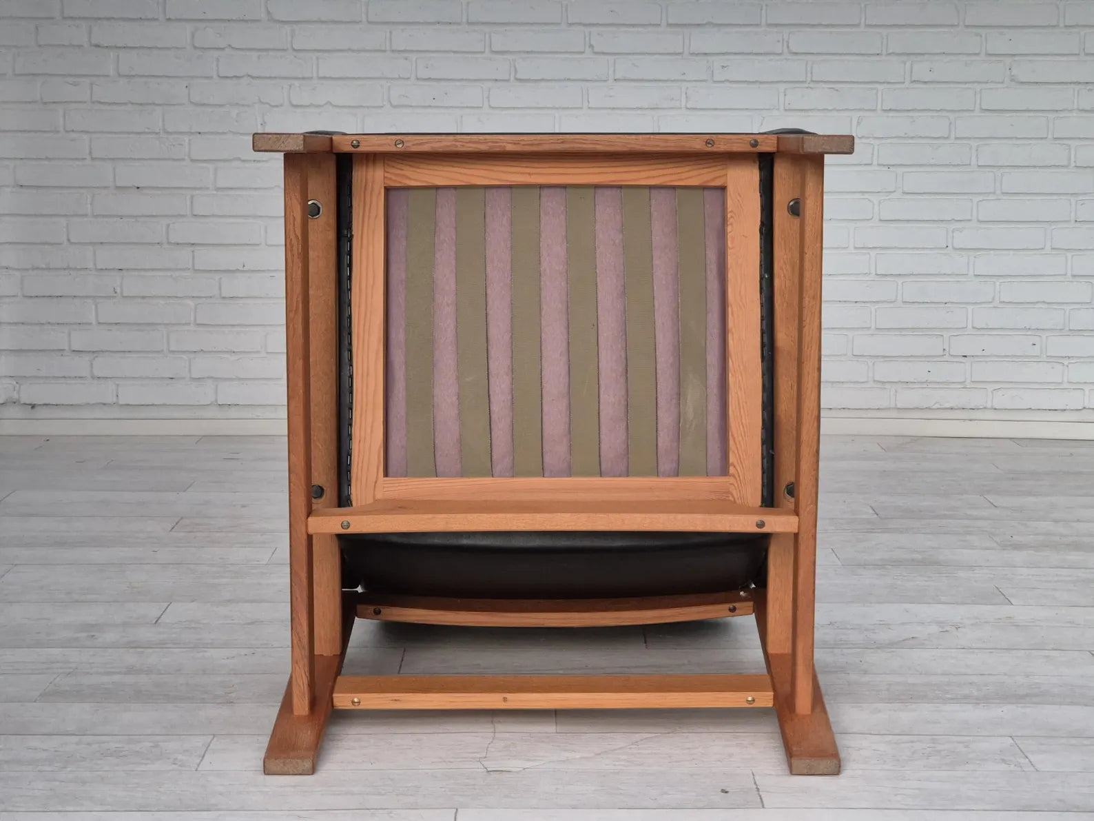 Mid-Century_Armchair,_Leather_Upholstery_&_Oak_Frame,_1960s_Denmark