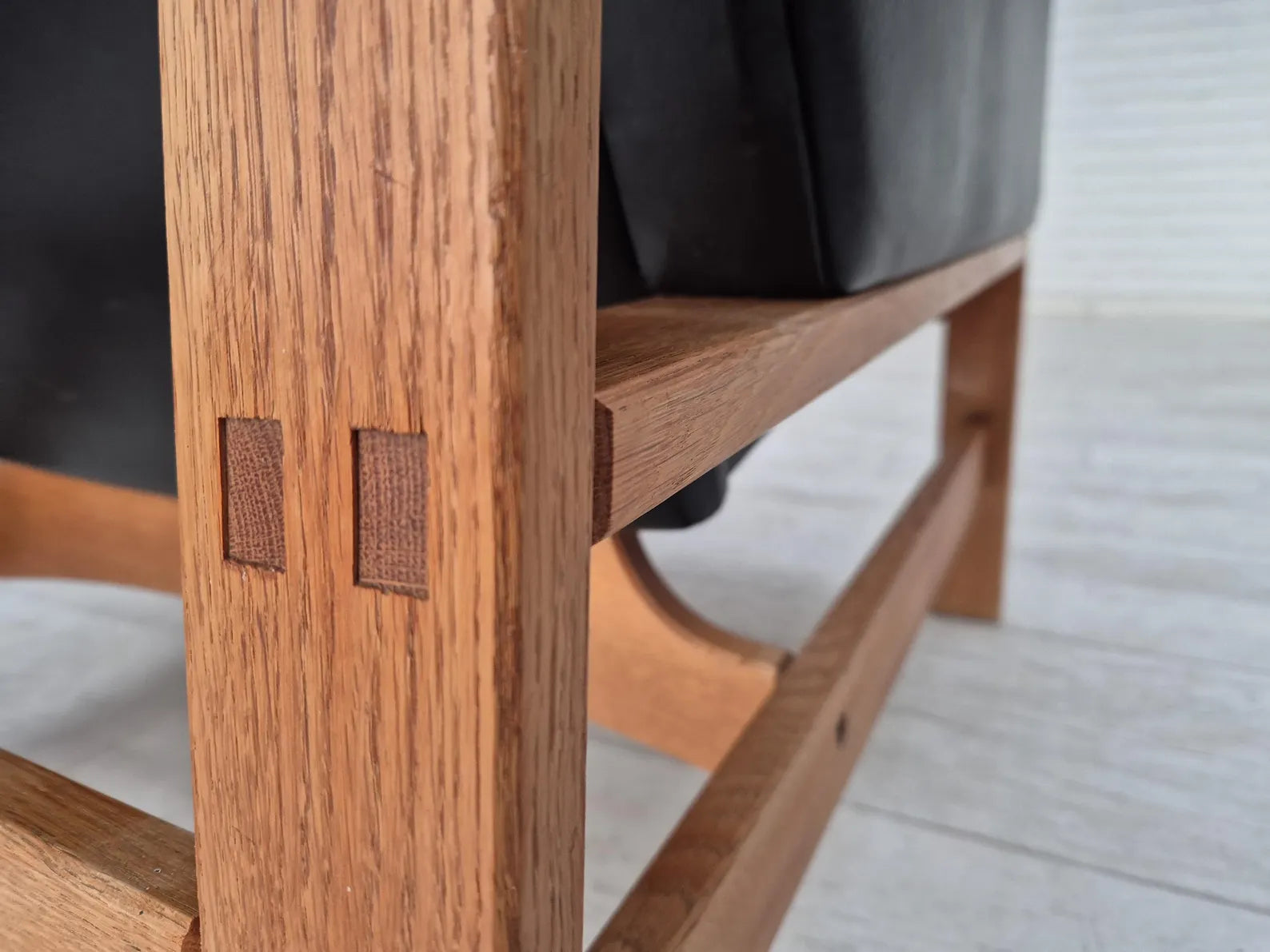 Mid-Century_Armchair,_Leather_Upholstery_&_Oak_Frame,_1960s_Denmark