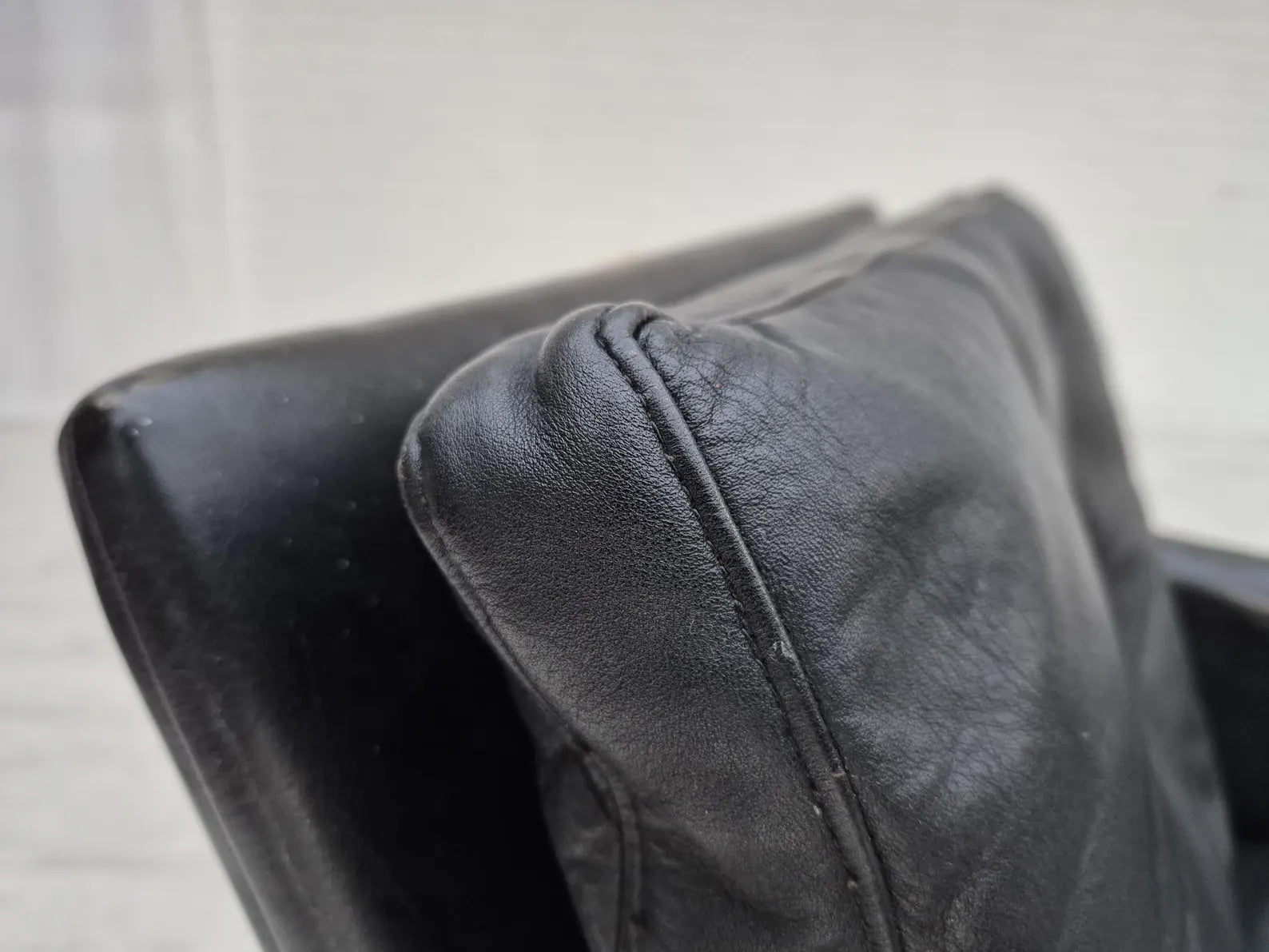 Mid-Century_Armchair,_Leather_Upholstery_&_Oak_Frame,_1960s_Denmark