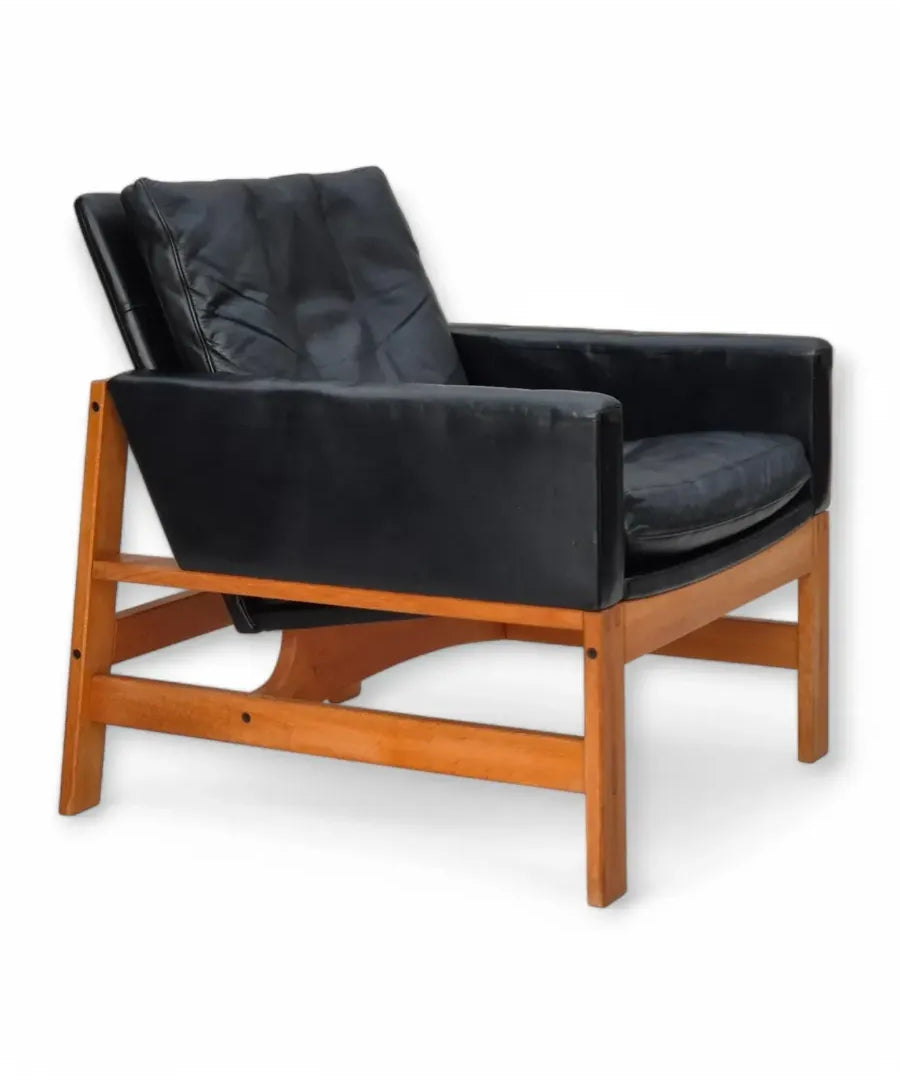 Mid-Century_Armchair,_Leather_Upholstery_&_Oak_Frame,_1960s_Denmark