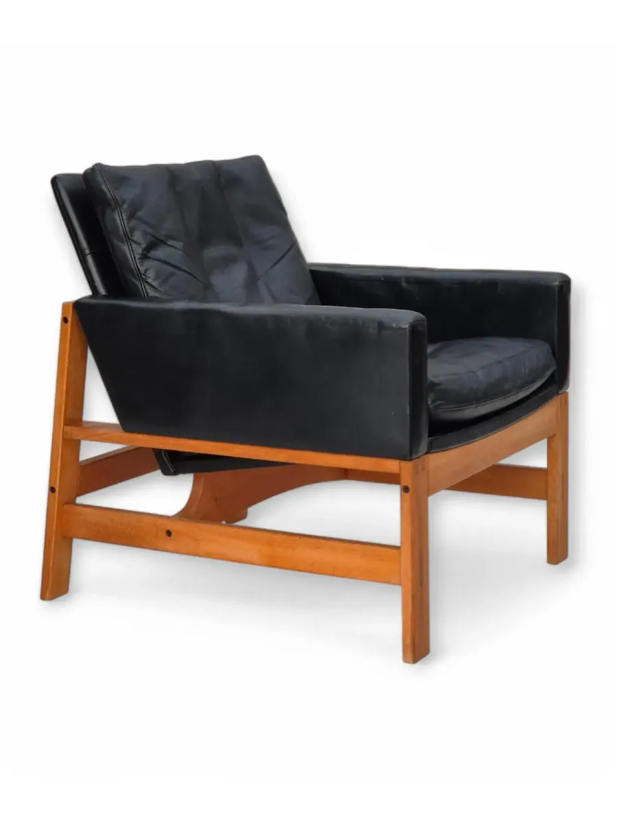 Mid-Century_Armchair,_Leather_Upholstery_&_Oak_Frame,_1960s_Denmark