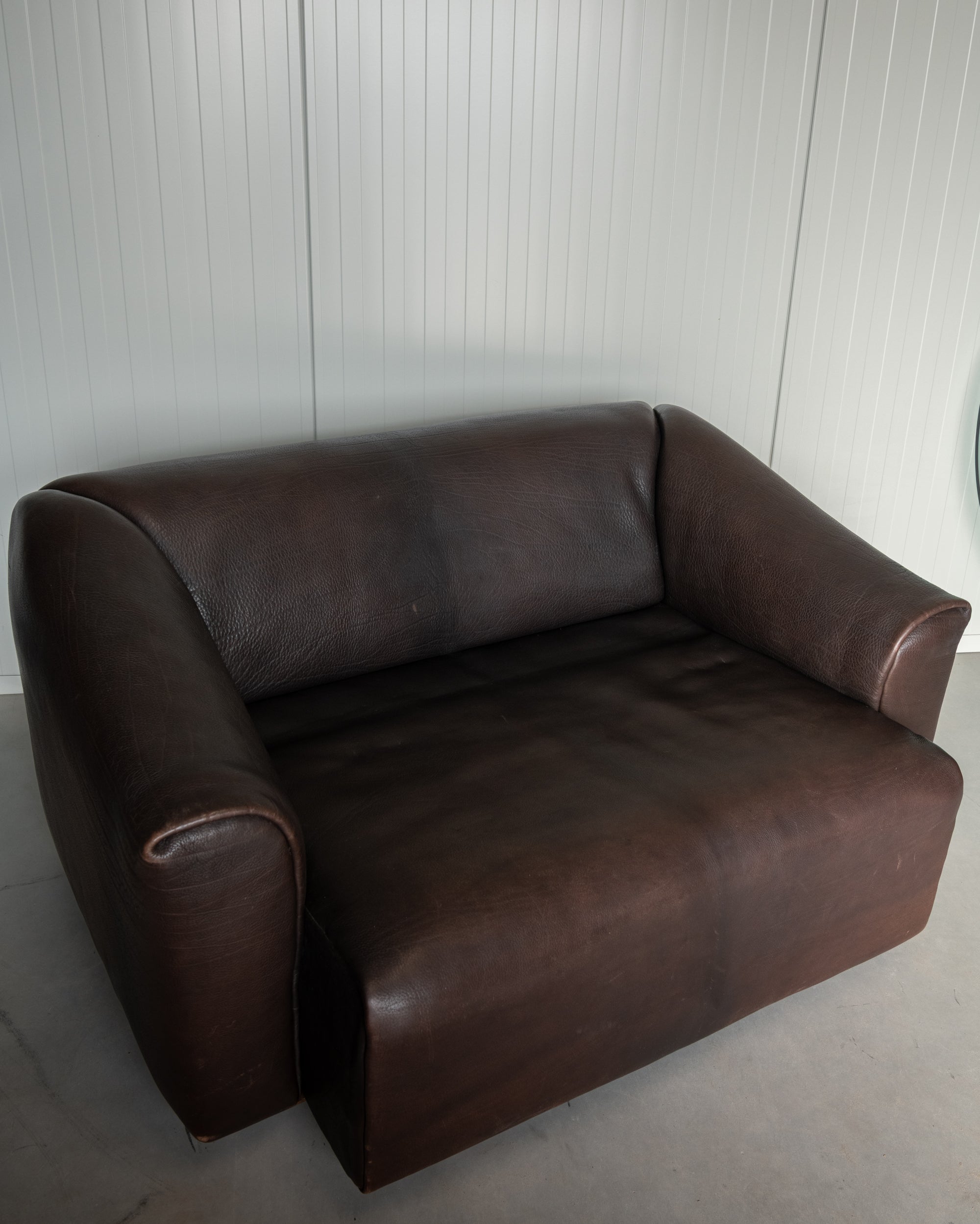 De_Sede_DS-47_NECK_Leather_Two_Seater_Sofa,_Switzerland_1970s