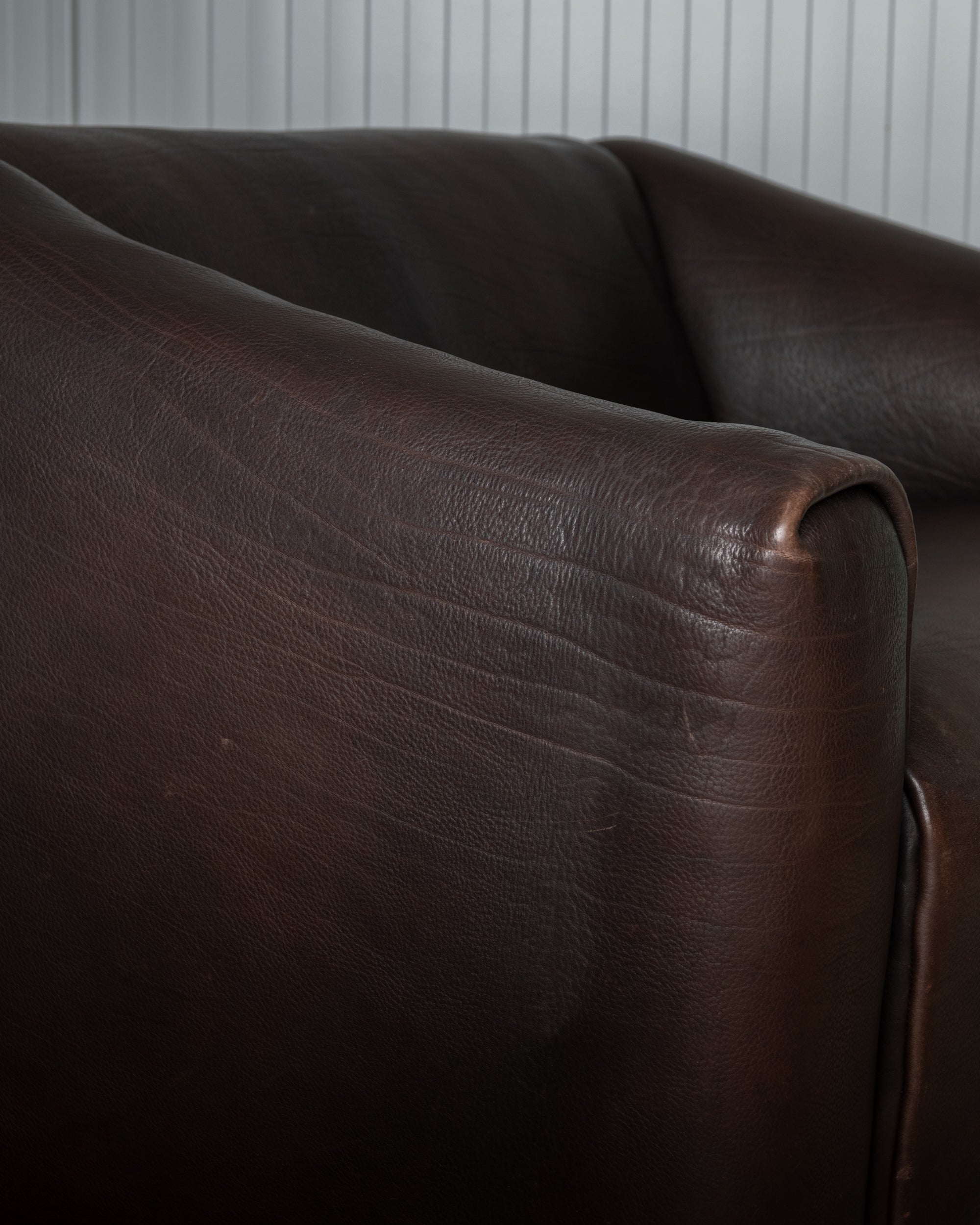 De_Sede_DS-47_NECK_Leather_Two_Seater_Sofa,_Switzerland_1970s