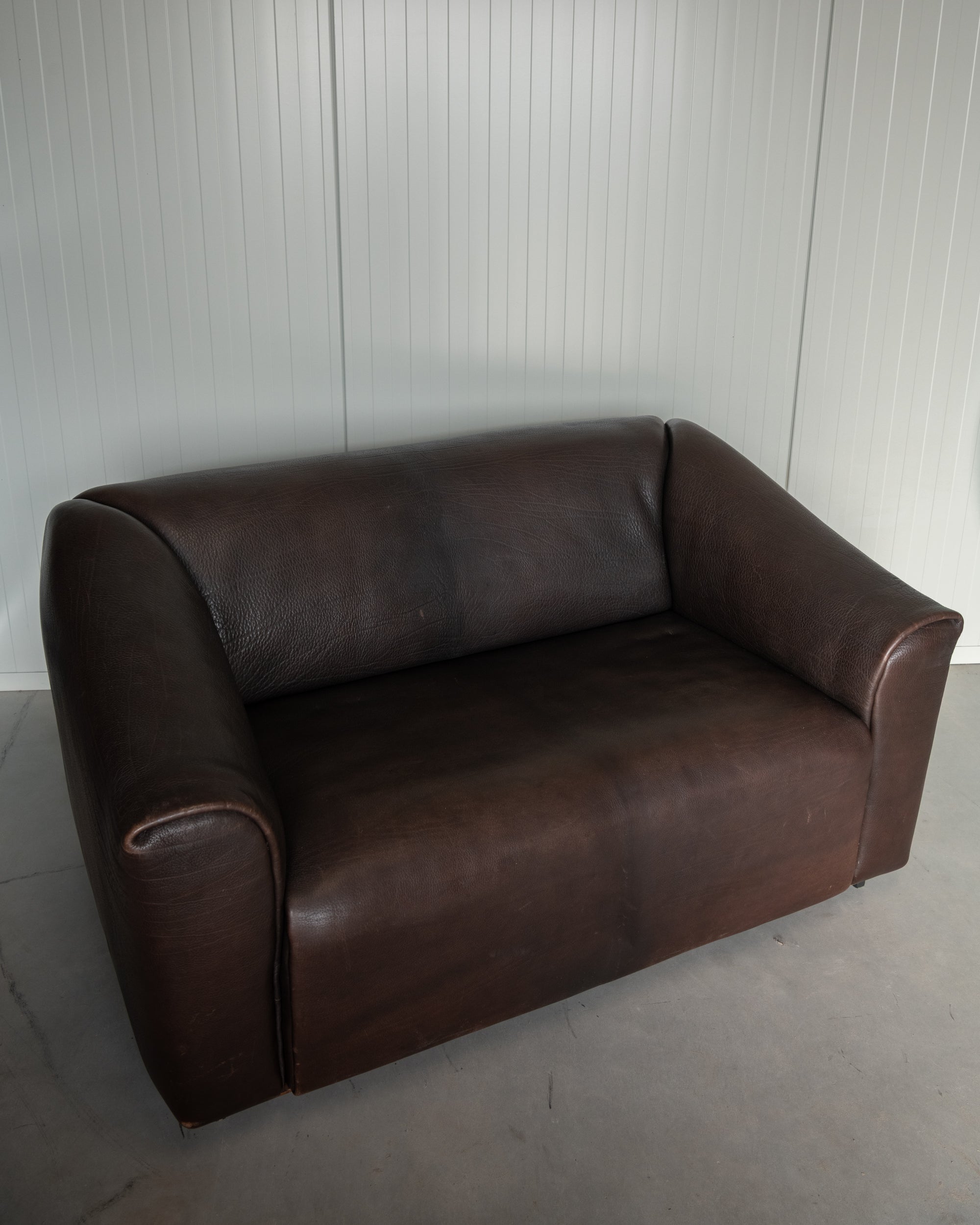 De_Sede_DS-47_NECK_Leather_Two_Seater_Sofa,_Switzerland_1970s