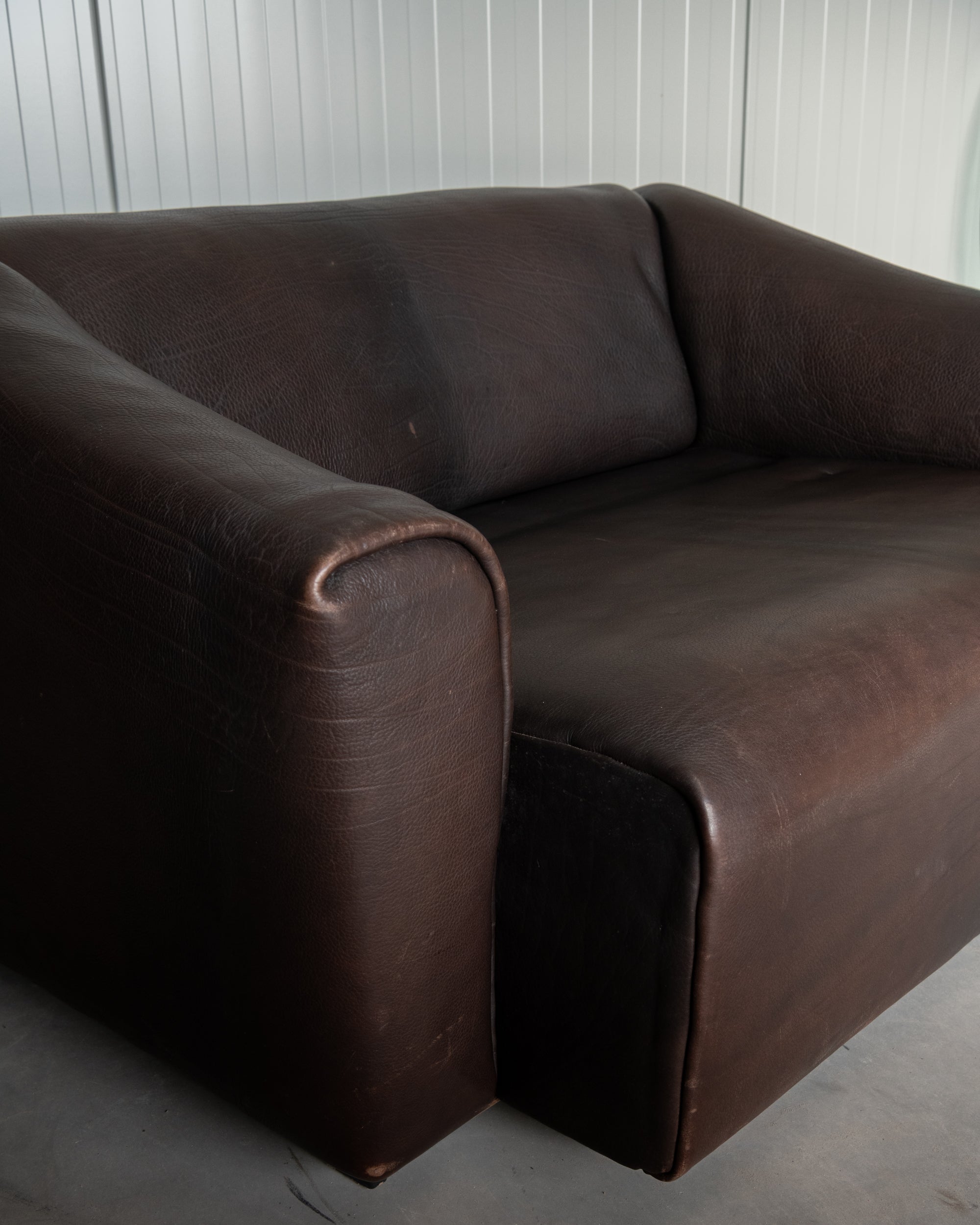 De_Sede_DS-47_NECK_Leather_Two_Seater_Sofa,_Switzerland_1970s