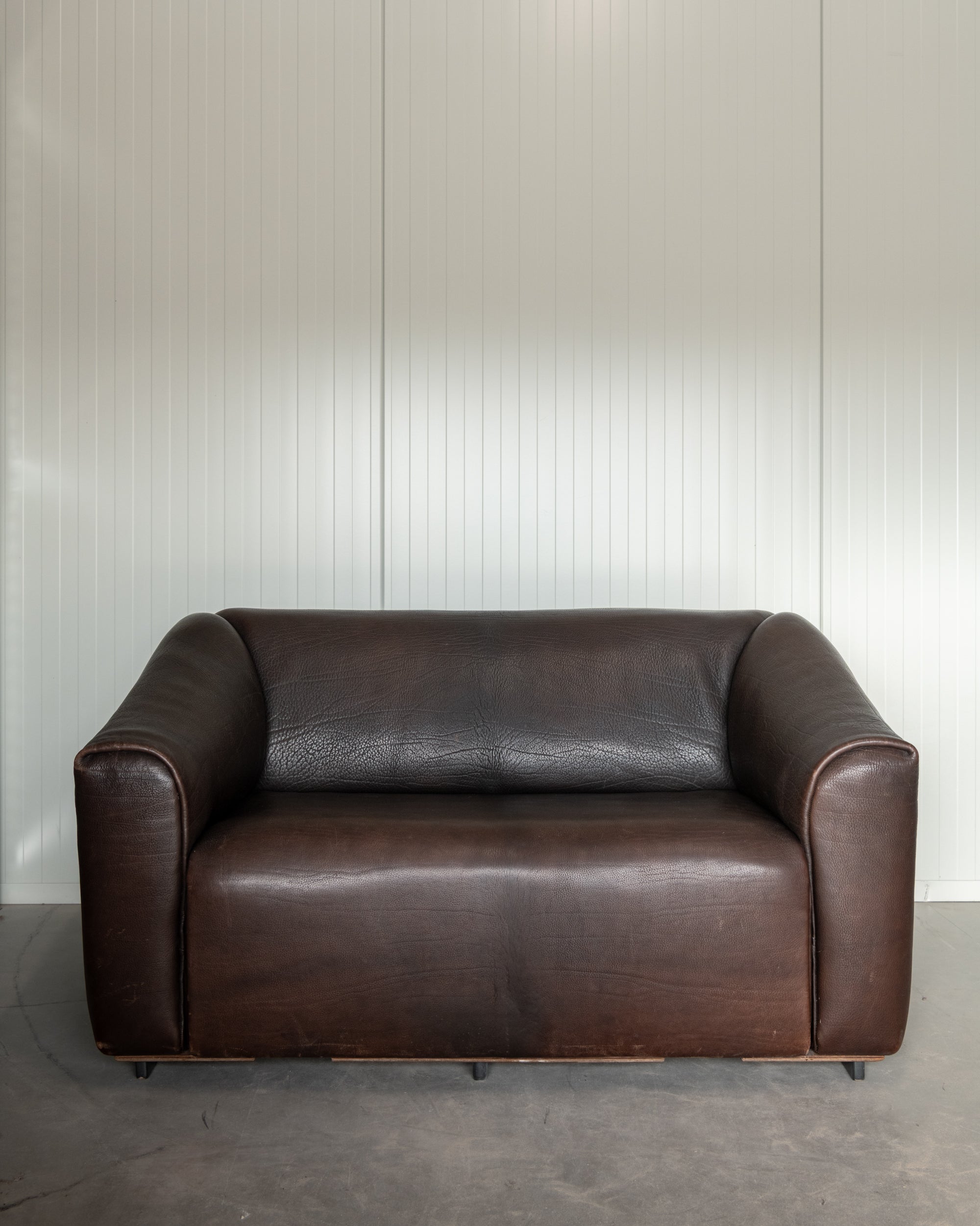 De_Sede_DS-47_NECK_Leather_Two_Seater_Sofa,_Switzerland_1970s