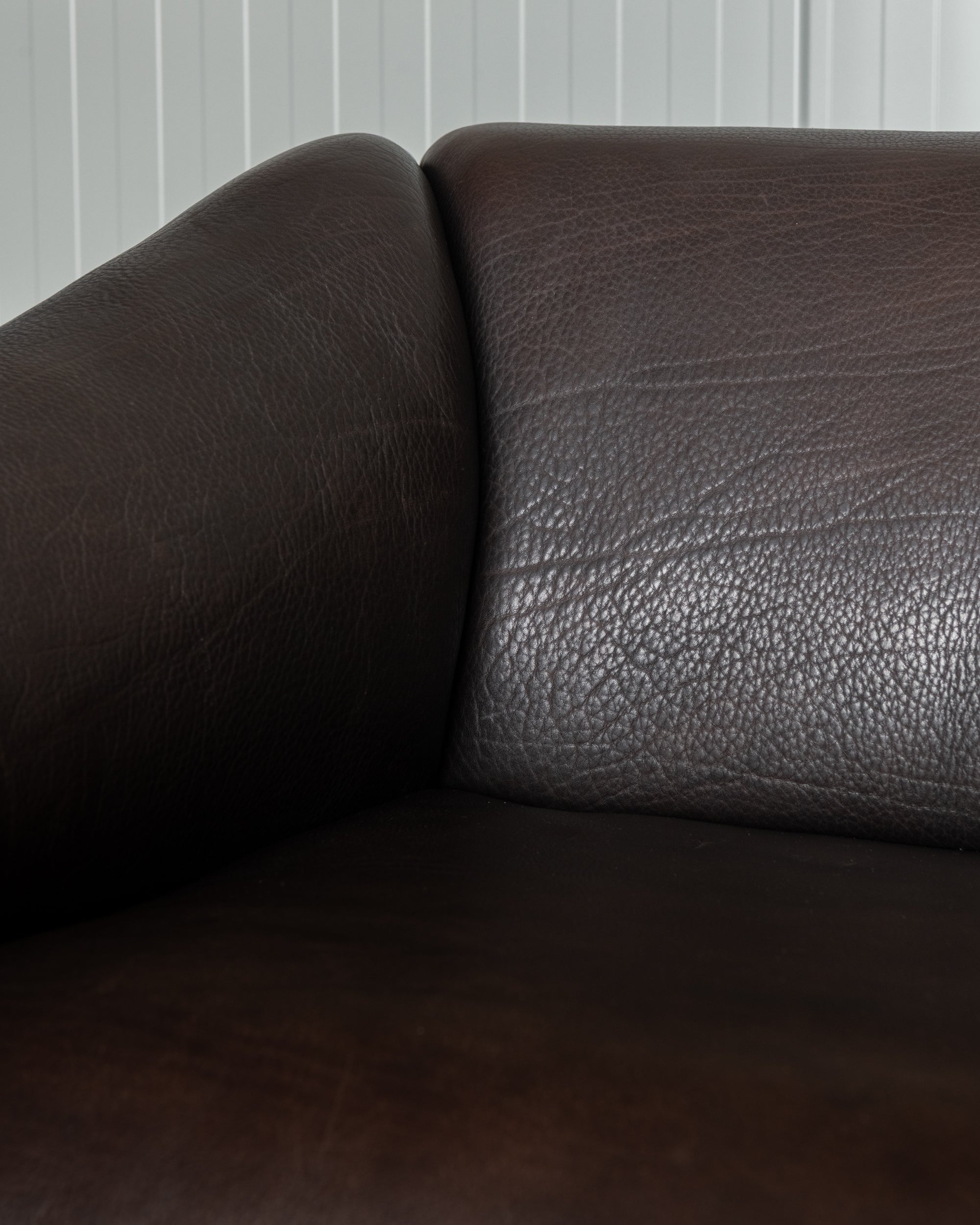De_Sede_DS-47_NECK_Leather_Two_Seater_Sofa,_Switzerland_1970s