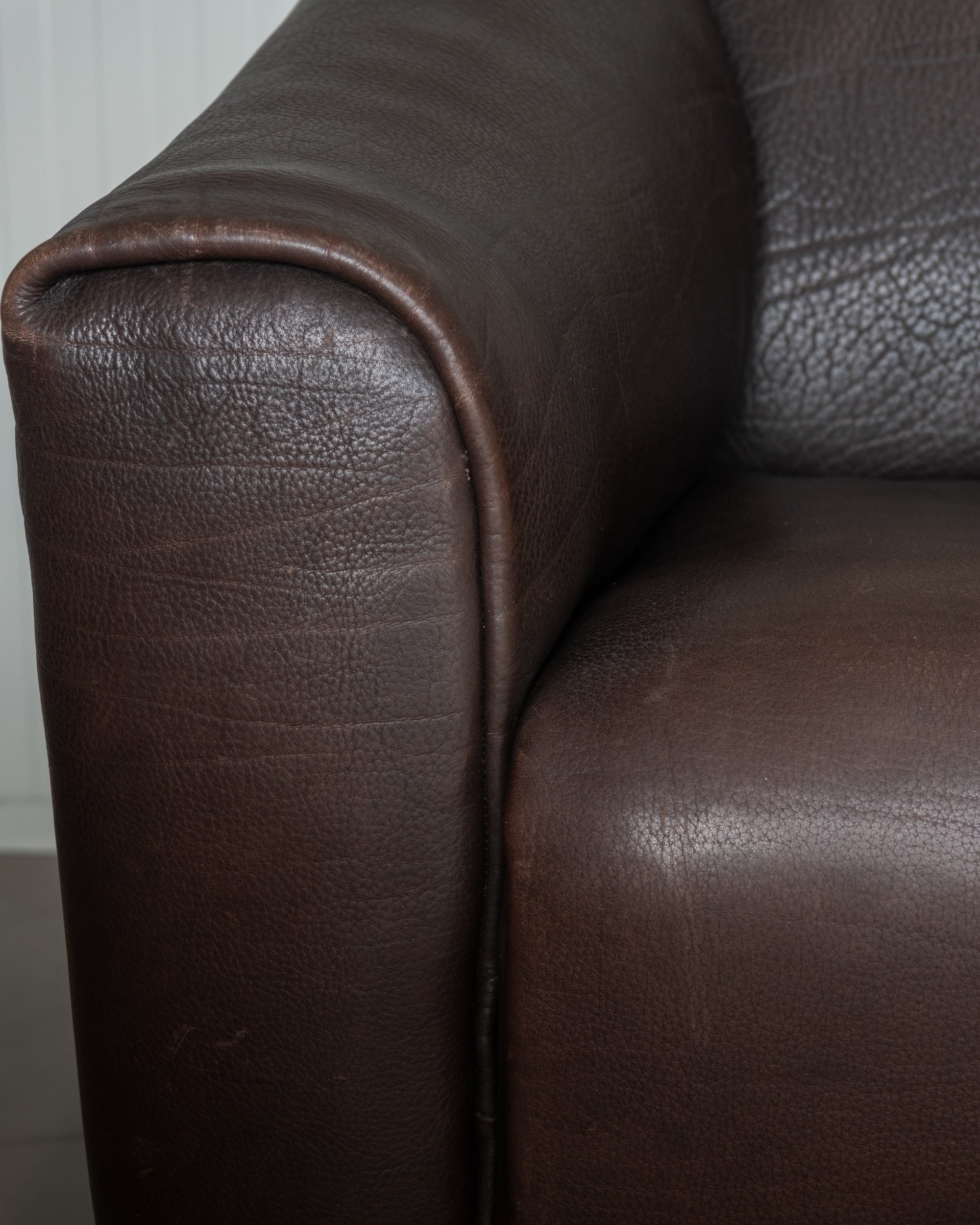 De_Sede_DS-47_NECK_Leather_Two_Seater_Sofa,_Switzerland_1970s