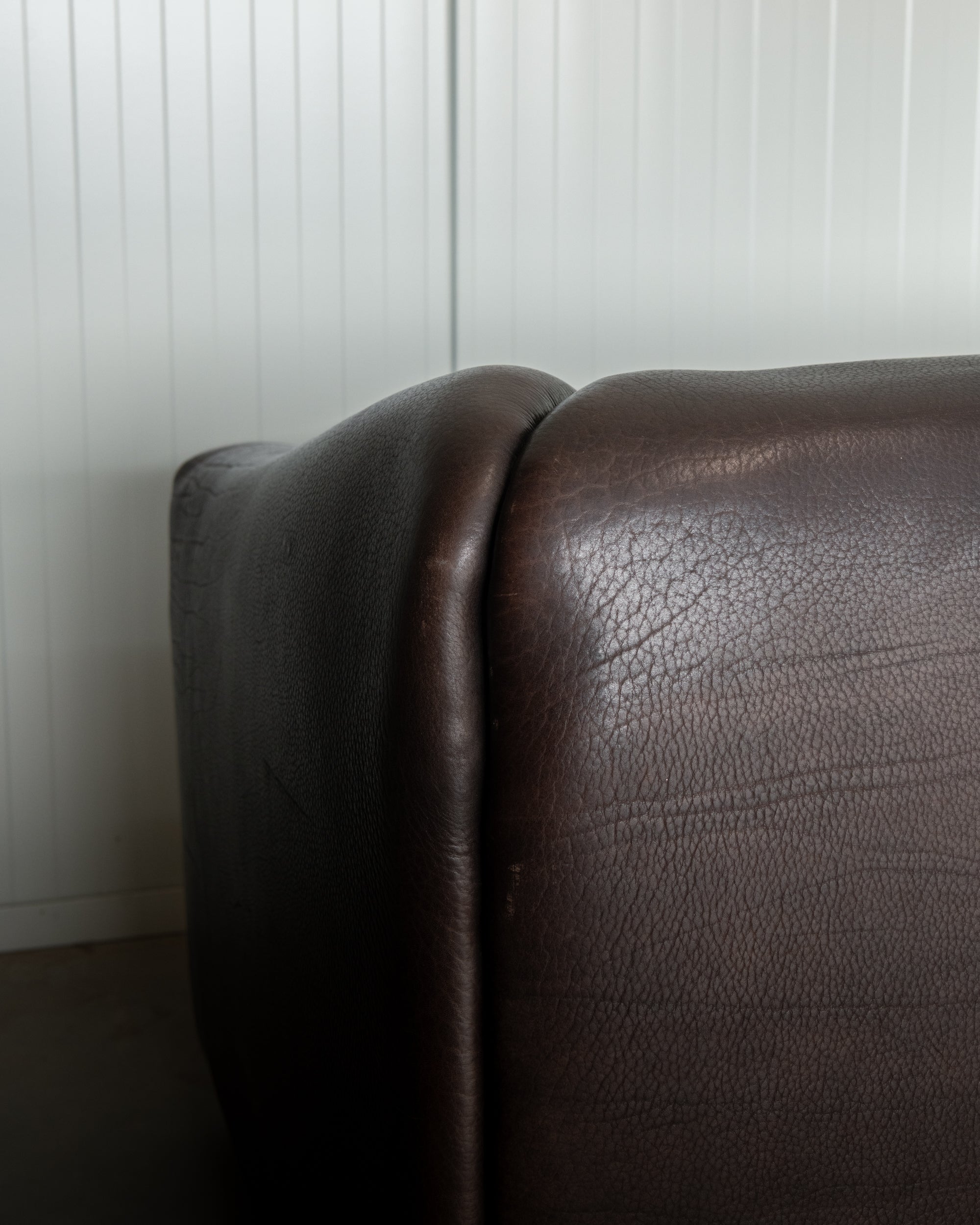 De_Sede_DS-47_NECK_Leather_Two_Seater_Sofa,_Switzerland_1970s