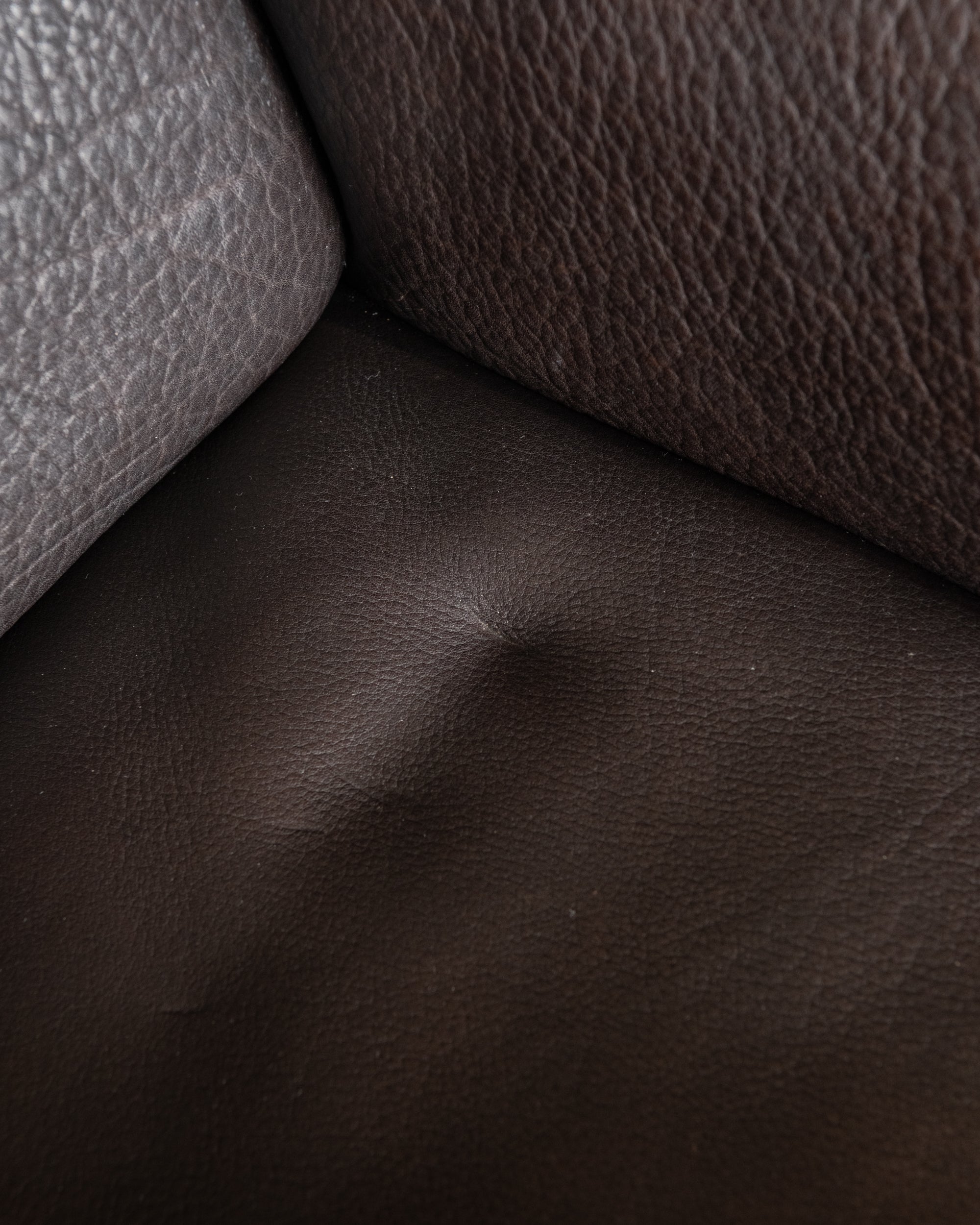 De_Sede_DS-47_NECK_Leather_Two_Seater_Sofa,_Switzerland_1970s