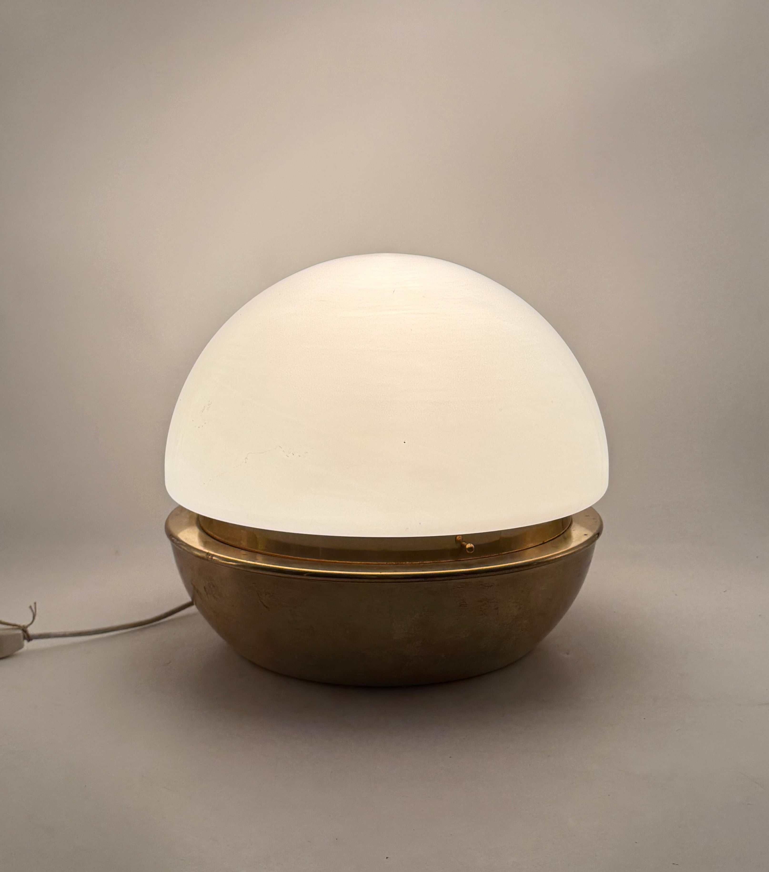 Rumi_Brass_and_Opaline_Glass_Table_Lamp,_Italy_1960s