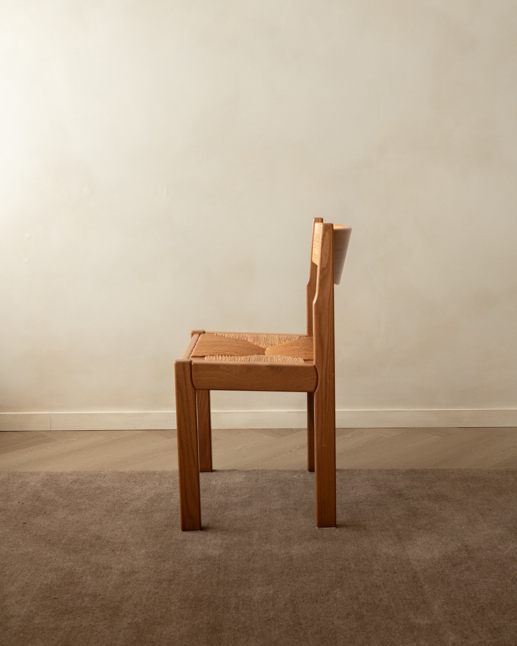 Set_of_4_Maison_Regain_Brutalist_Dining_Chairs_in_Elm_and_Rush,_France,_1970s