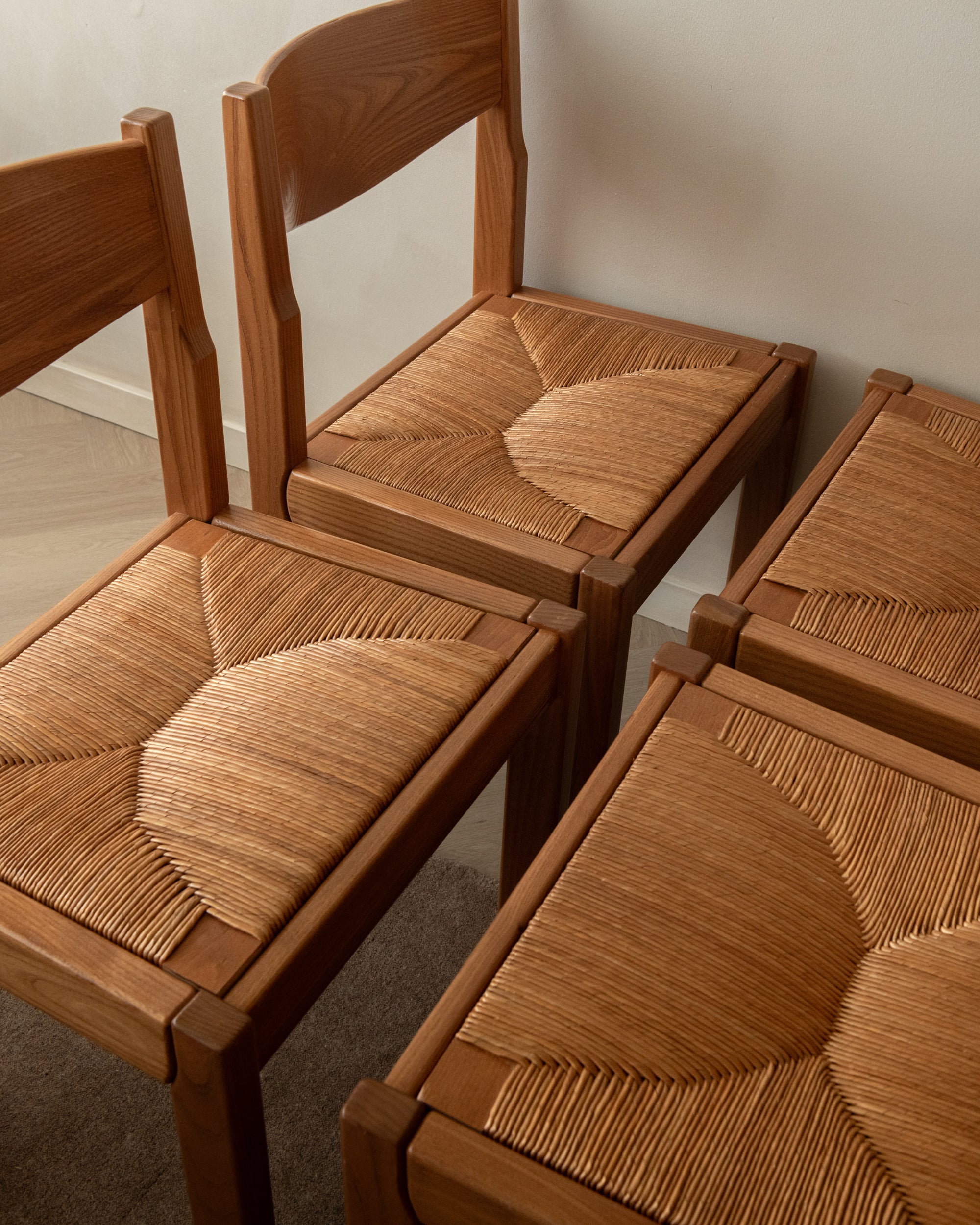 Set_of_4_Maison_Regain_Brutalist_Dining_Chairs_in_Elm_and_Rush,_France,_1970s
