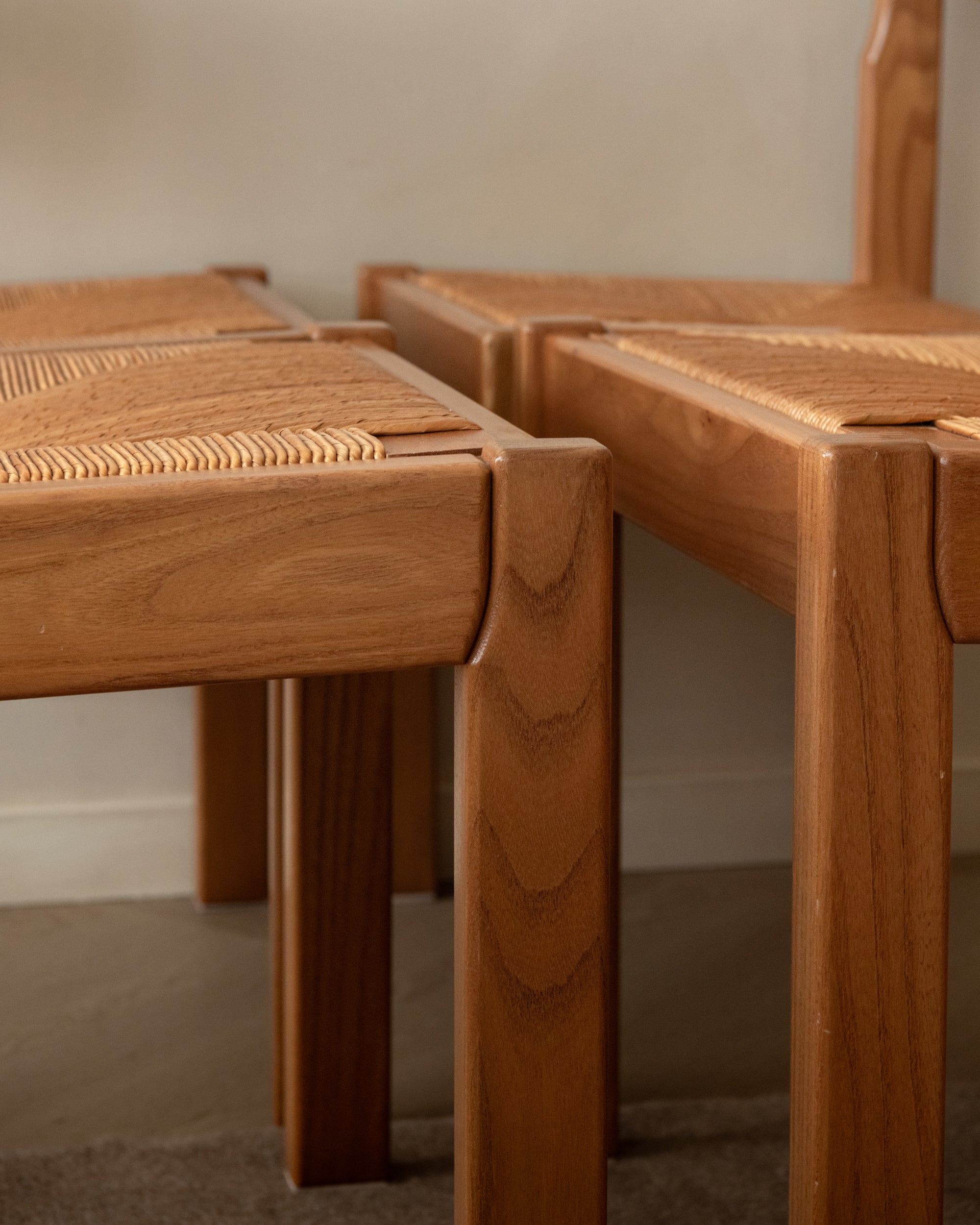 Set_of_4_Maison_Regain_Brutalist_Dining_Chairs_in_Elm_and_Rush,_France,_1970s