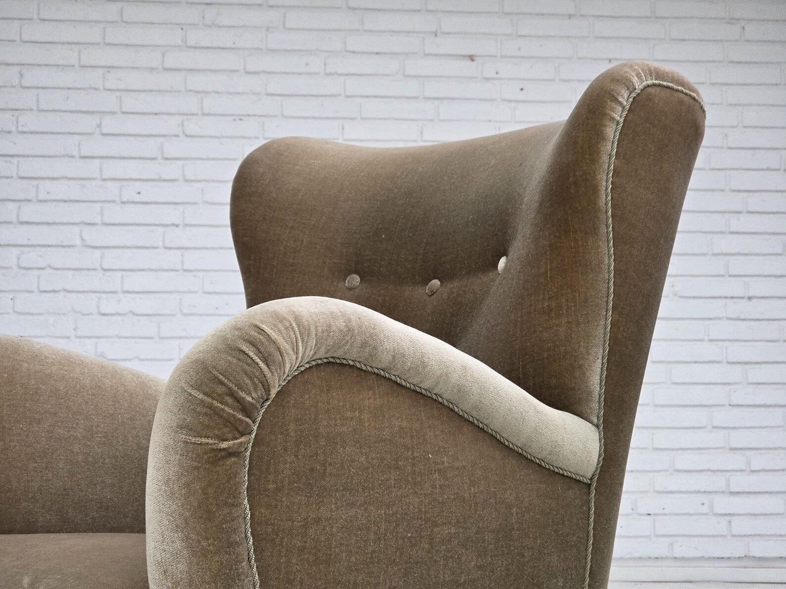 Mid-Century_Modern_Armchair,_Green_Upholstery_&_Oak_Legs,_1960s_Denmark