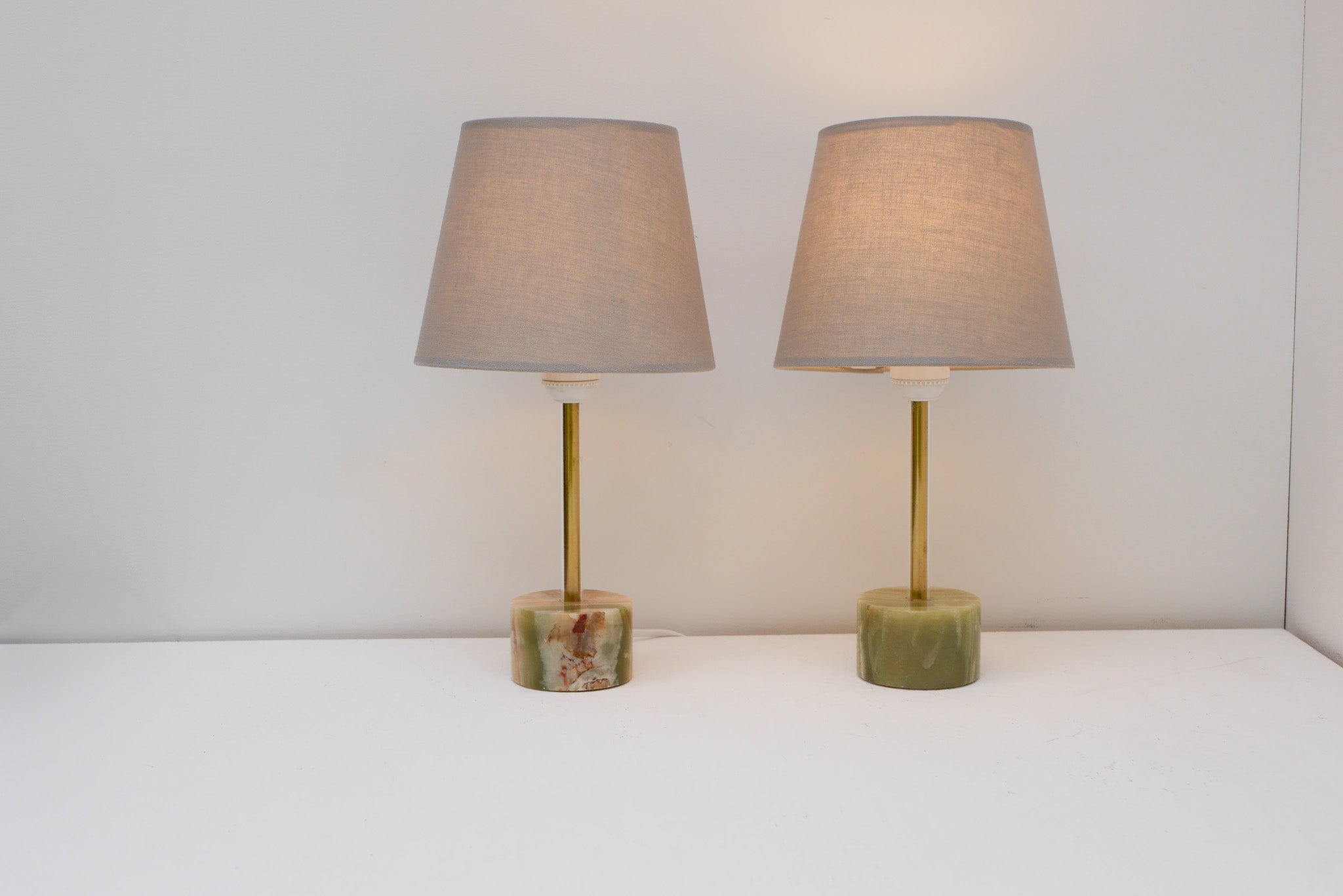 Set_of_2_“Pierre_Véritable”_Onyx_and_Brass_Table_Lamps,_Italy,_1960s
