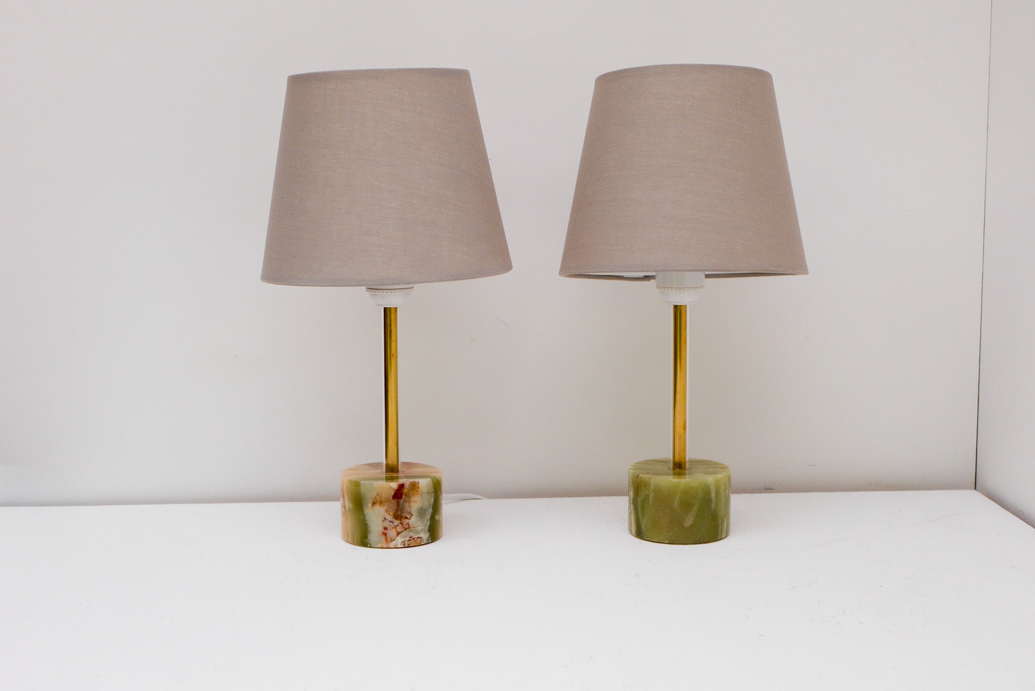 Set_of_2_“Pierre_Véritable”_Onyx_and_Brass_Table_Lamps,_Italy,_1960s