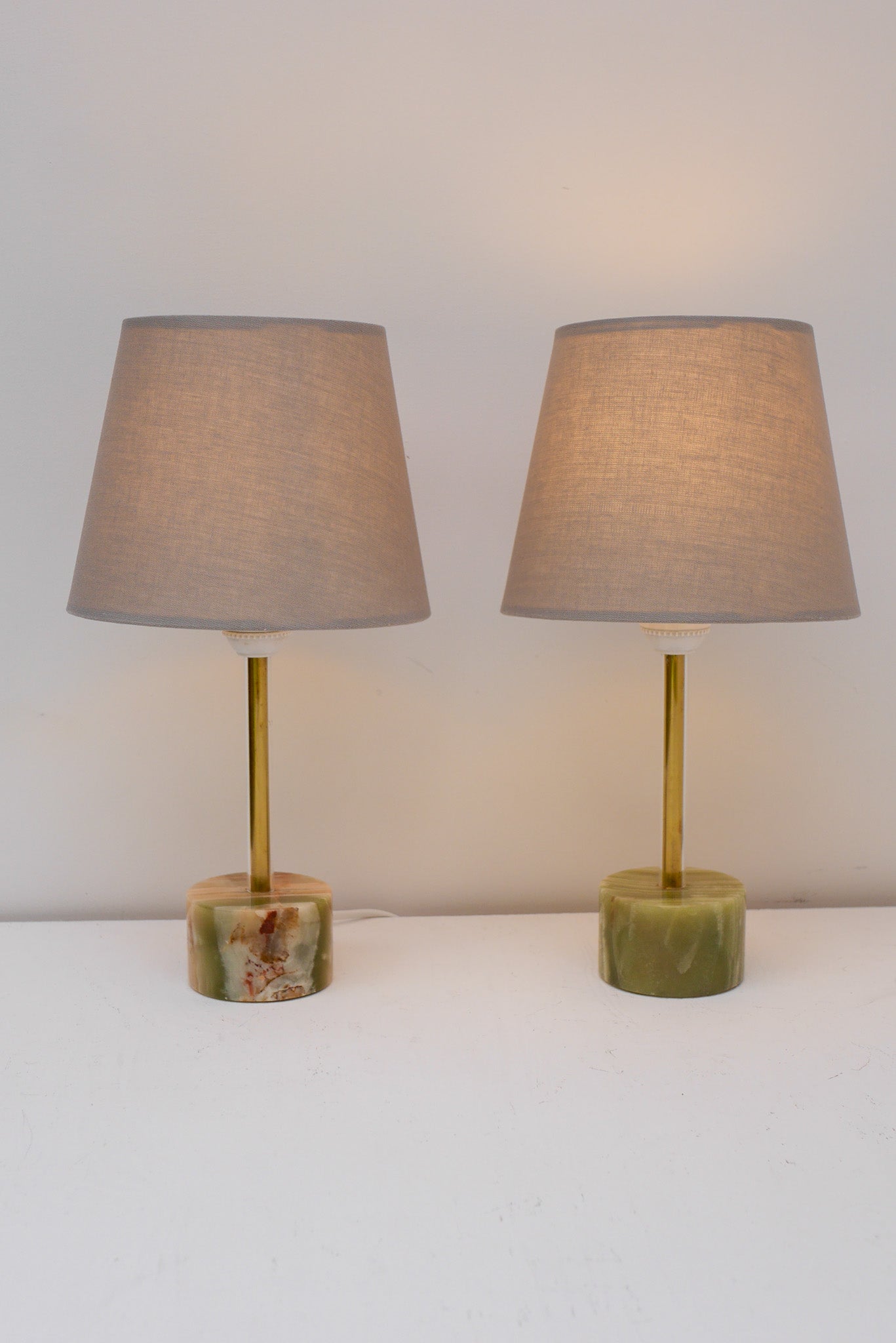 Set_of_2_“Pierre_Véritable”_Onyx_and_Brass_Table_Lamps,_Italy,_1960s